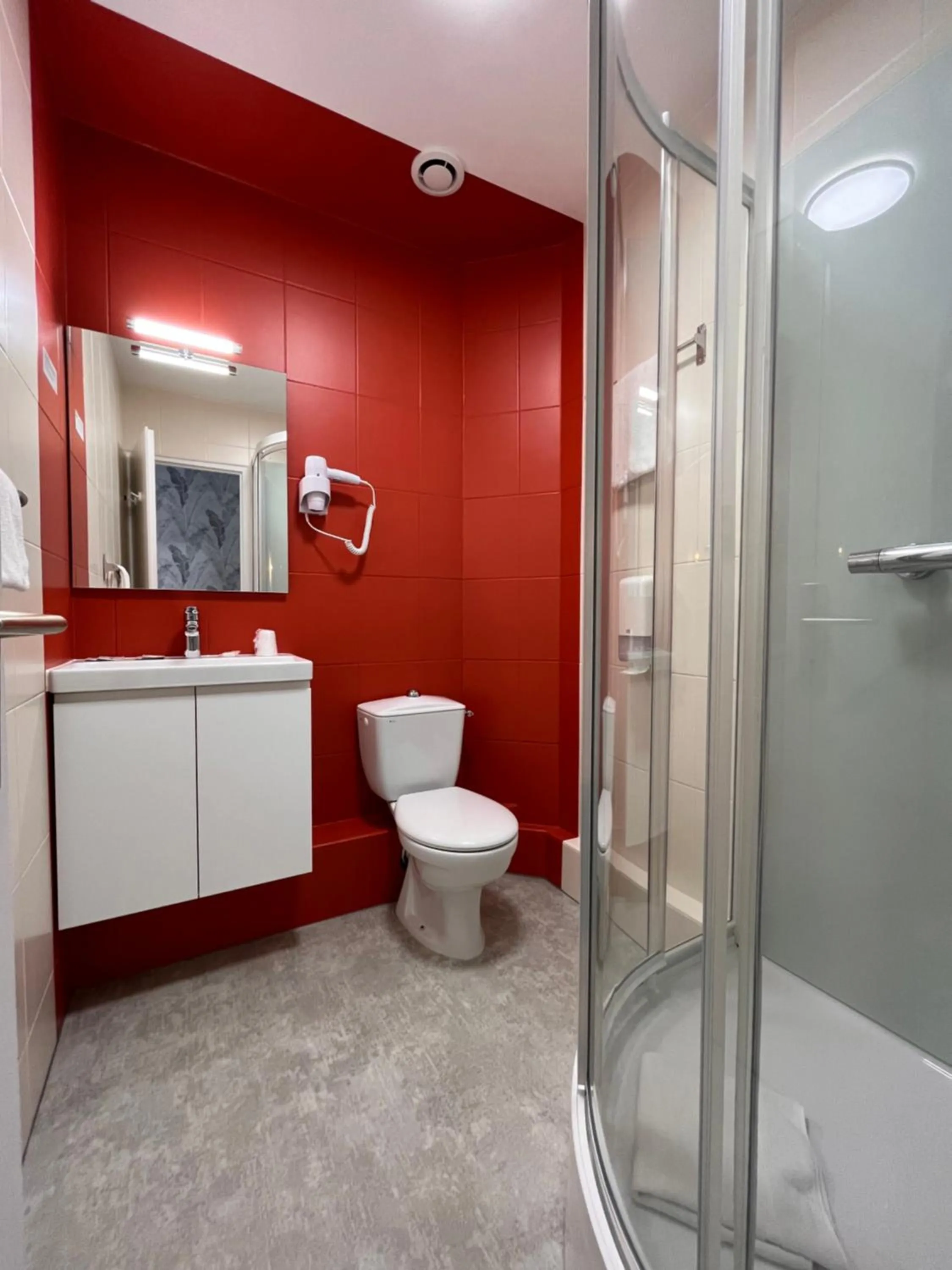 Shower in Hôtel Le Keroman