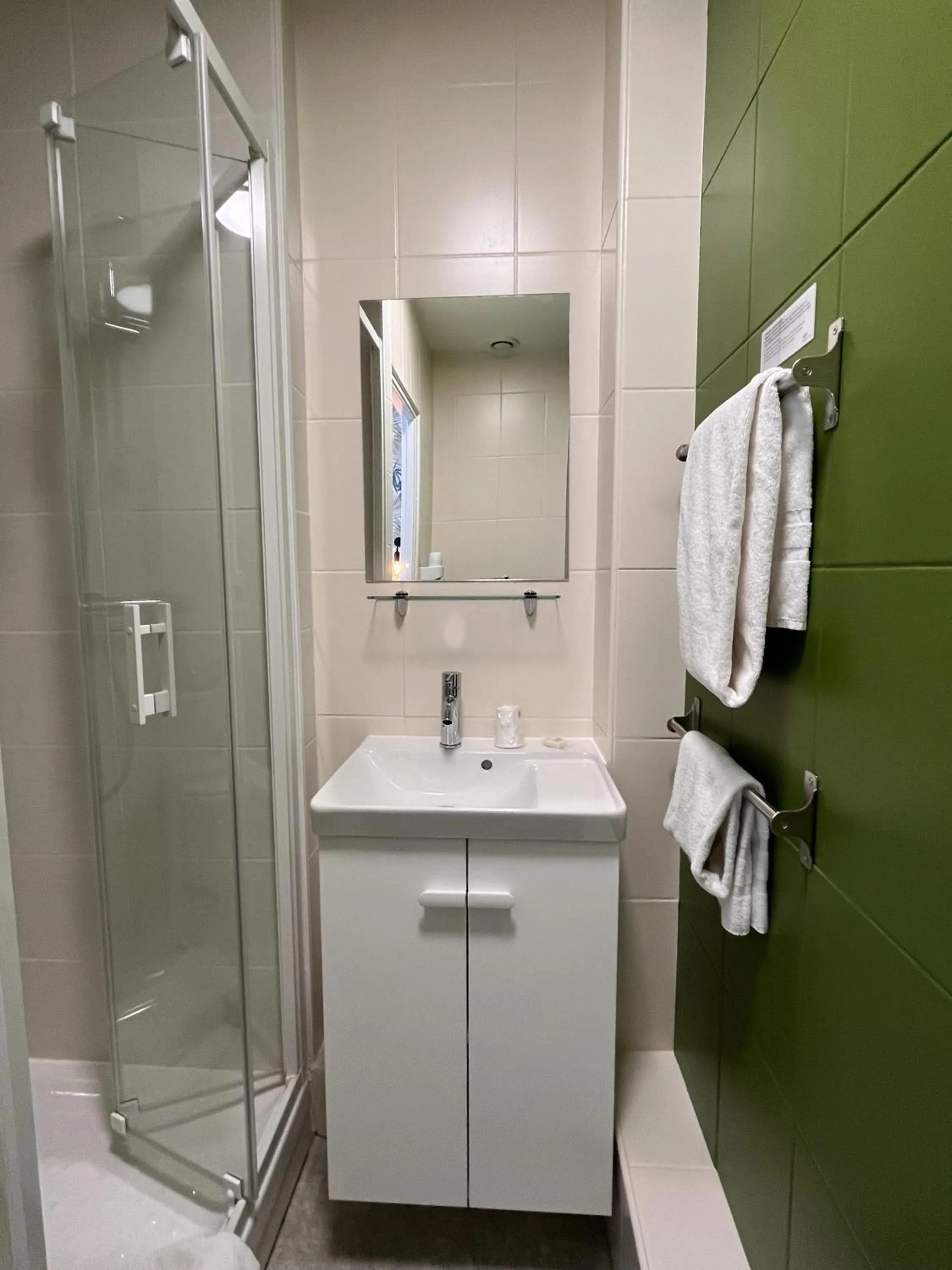 Shower in Hôtel Le Keroman
