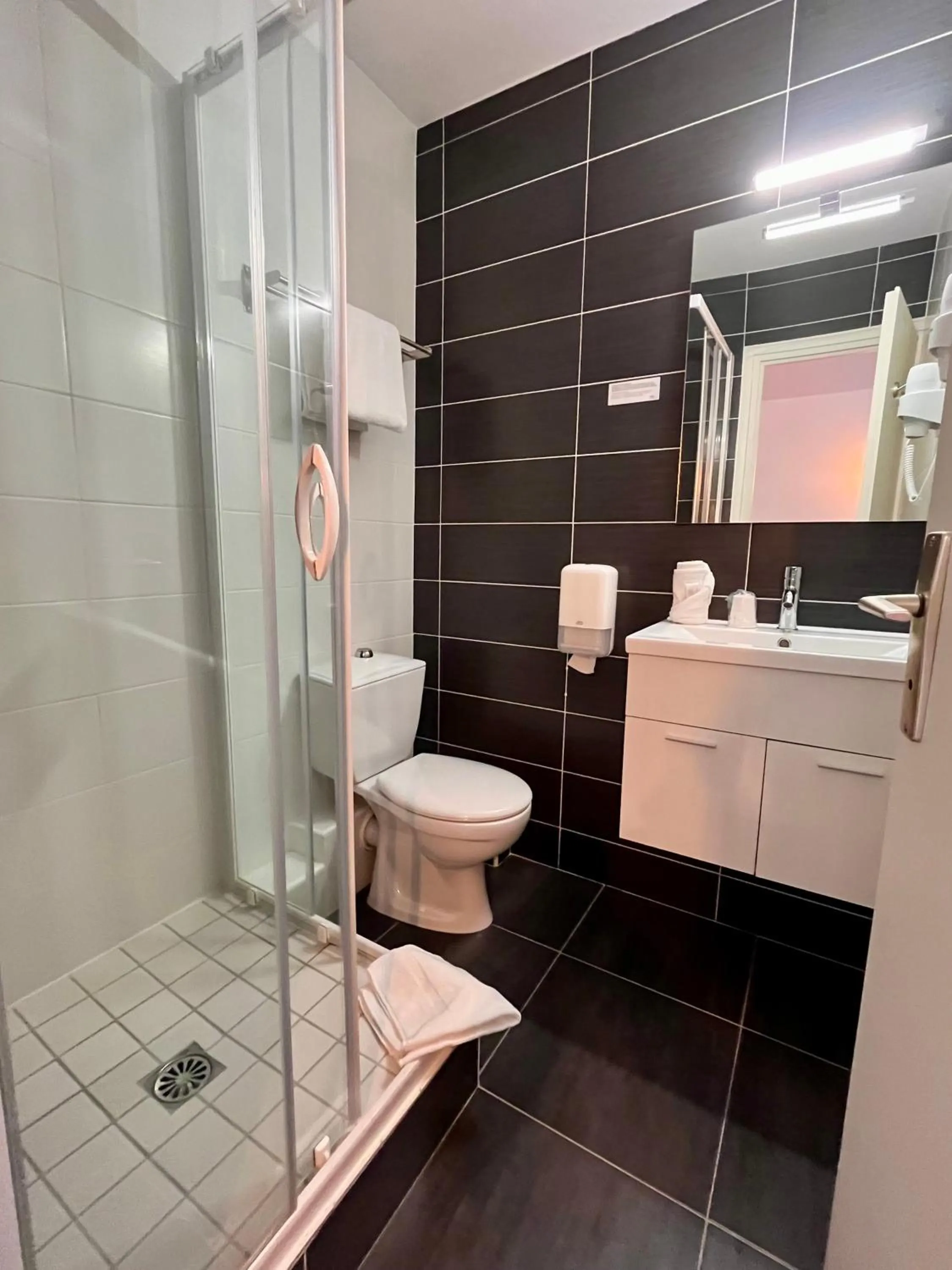 Shower in Hôtel Le Keroman