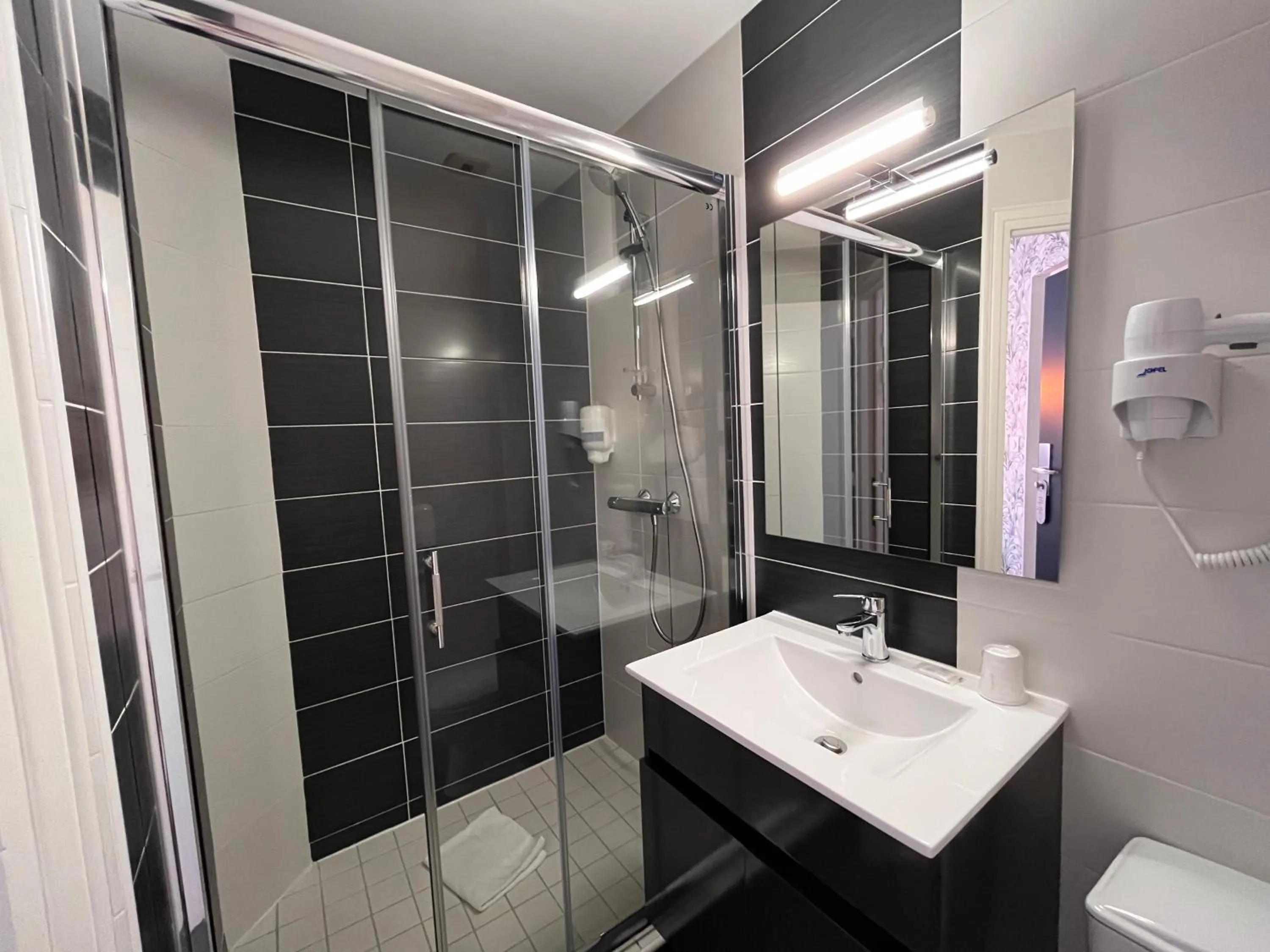Shower in Hôtel Le Keroman