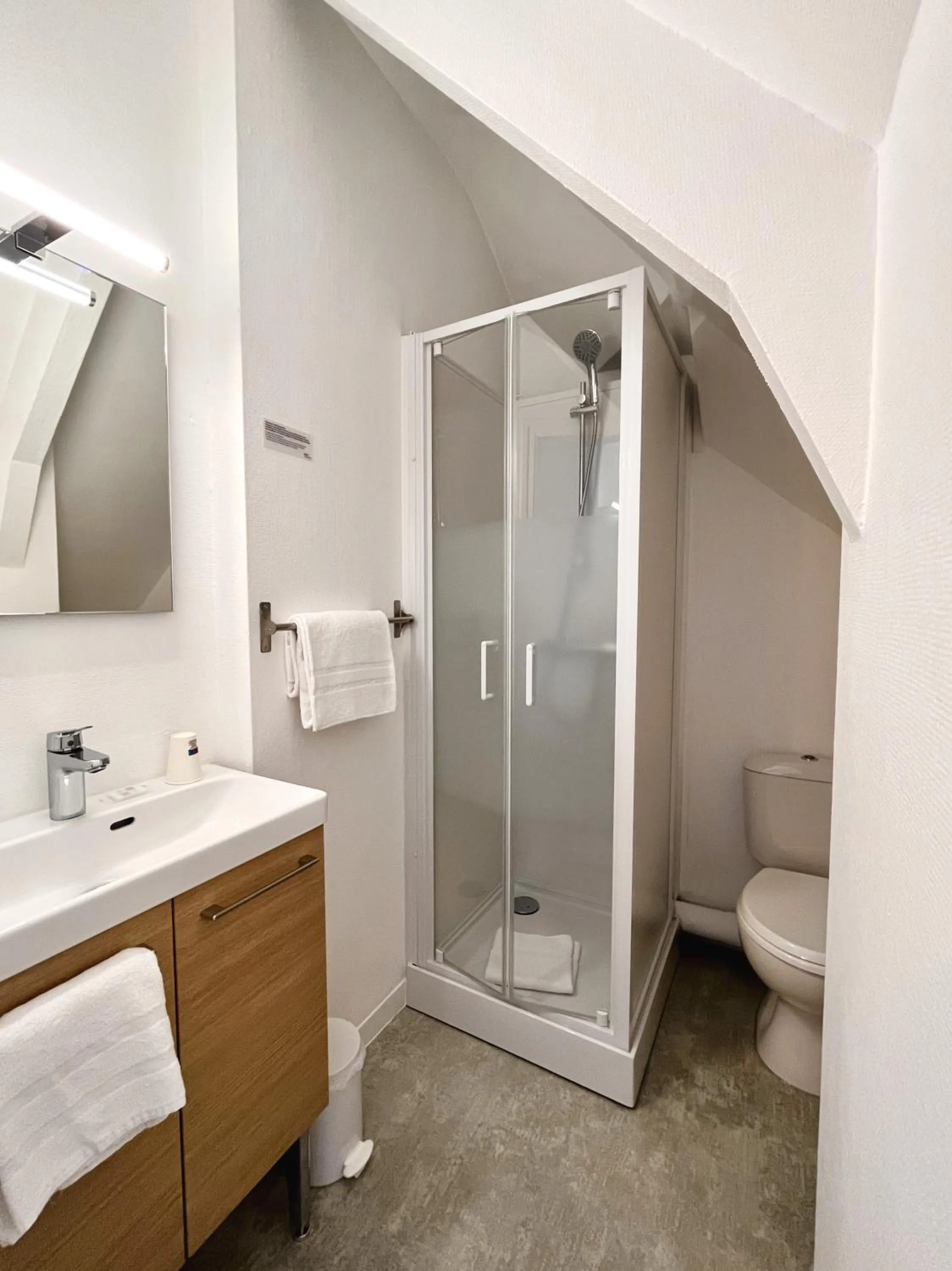 Shower in Hôtel Le Keroman