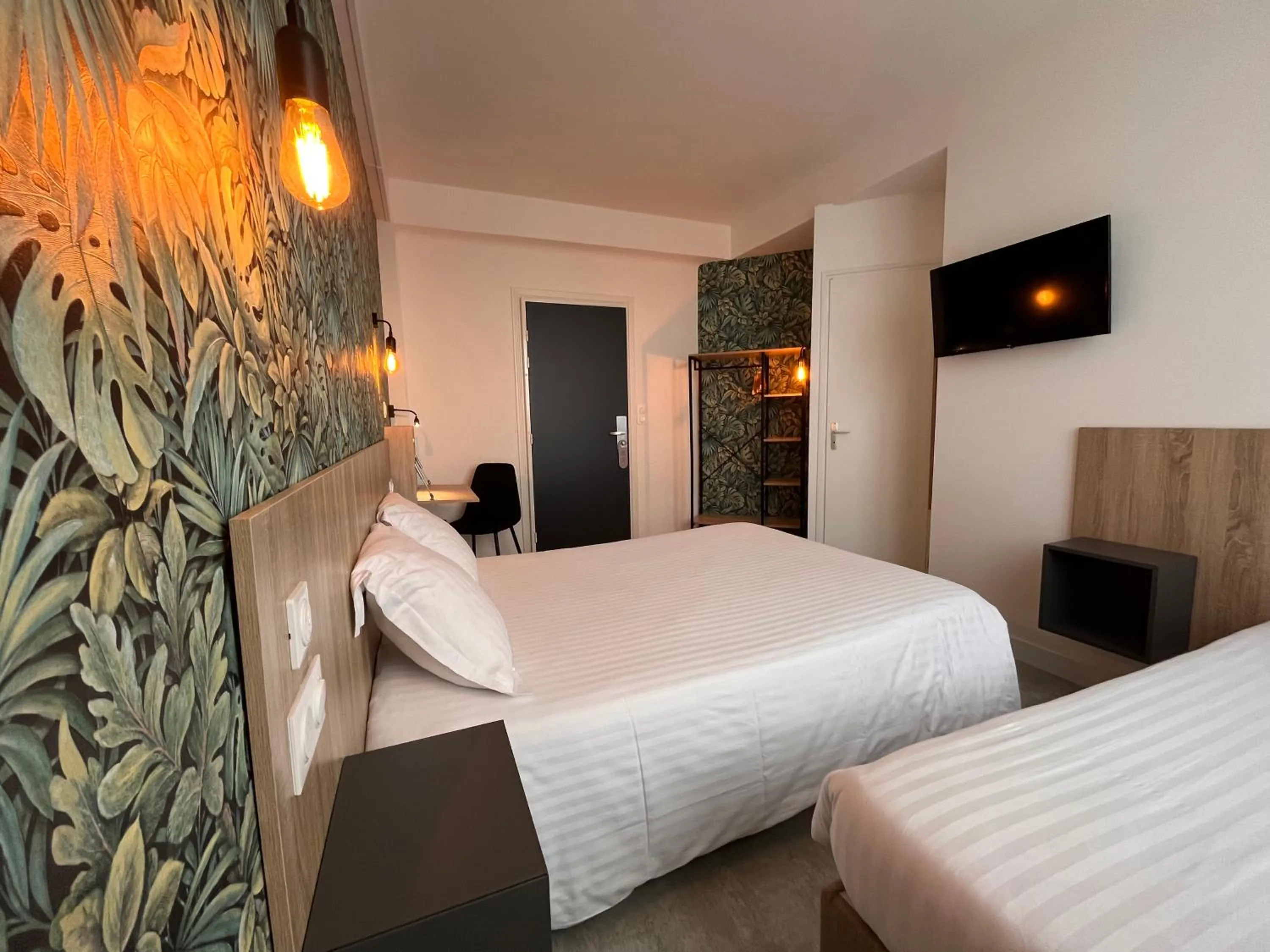 Photo of the whole room, Bed in Hôtel Le Keroman