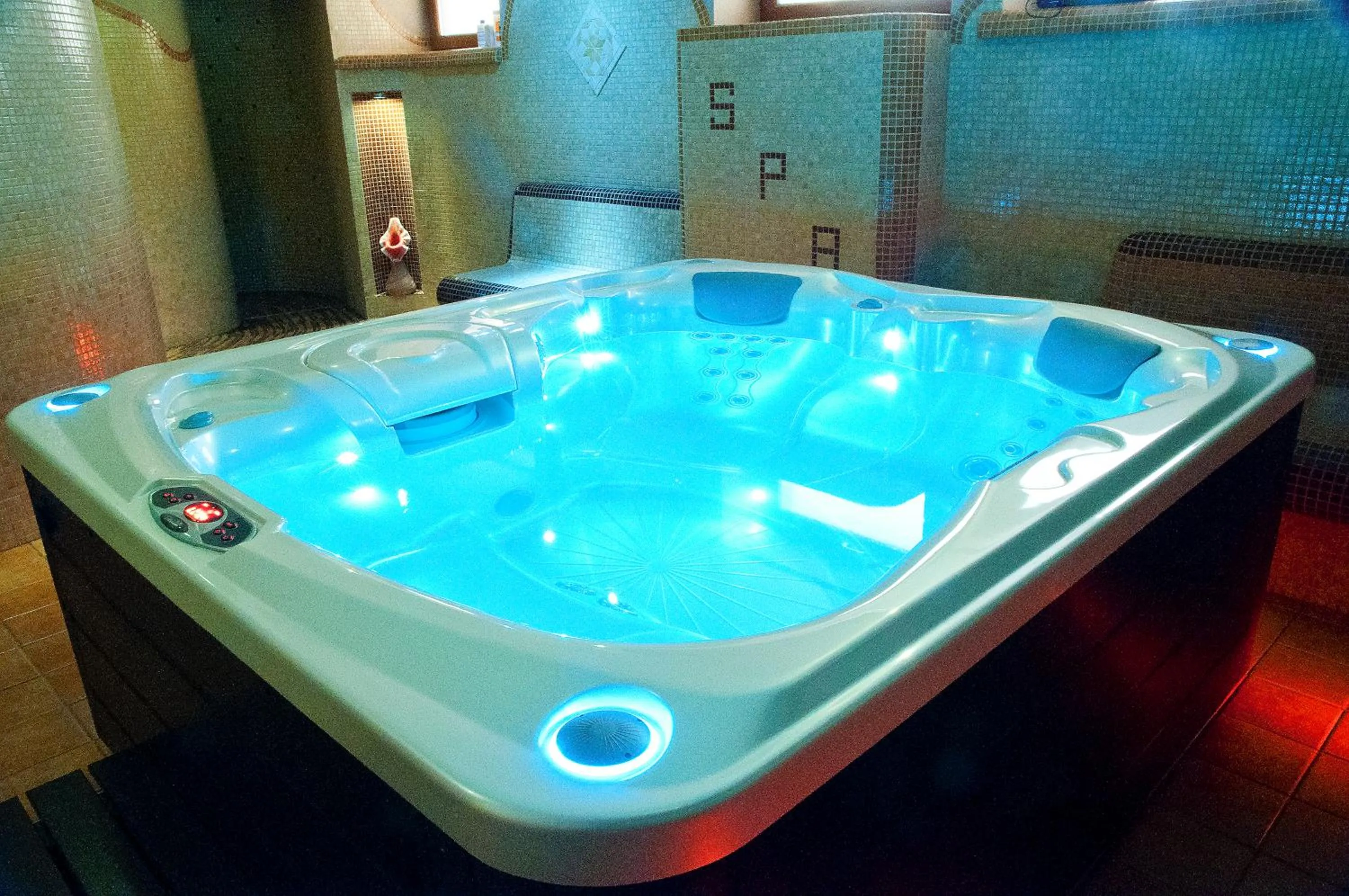 Hot Tub in Willa Koba