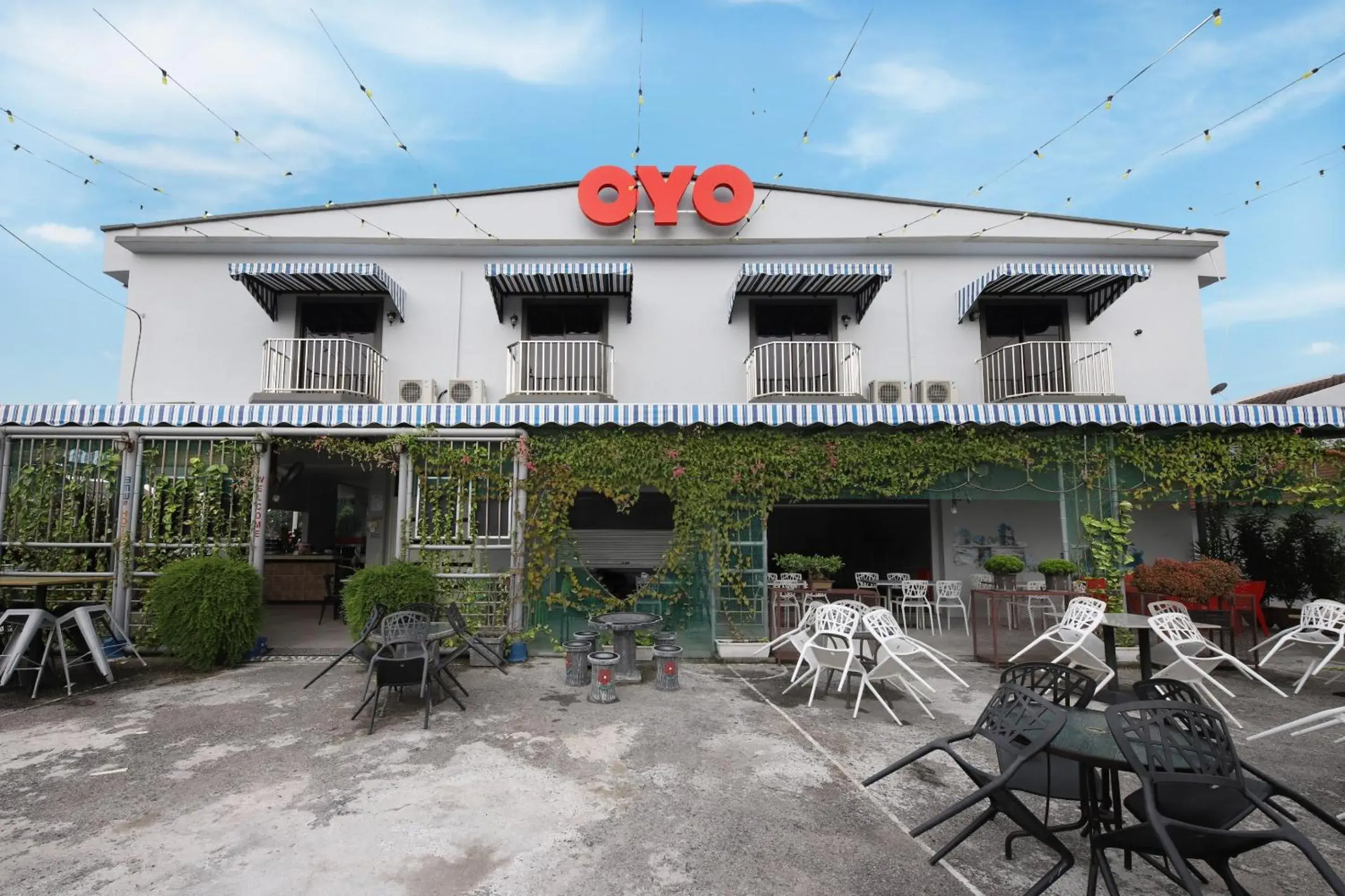 Facade/entrance in OYO 778 Bmw 2 Hotel Facade/entrance in OYO 778 Bmw 2 Hotel