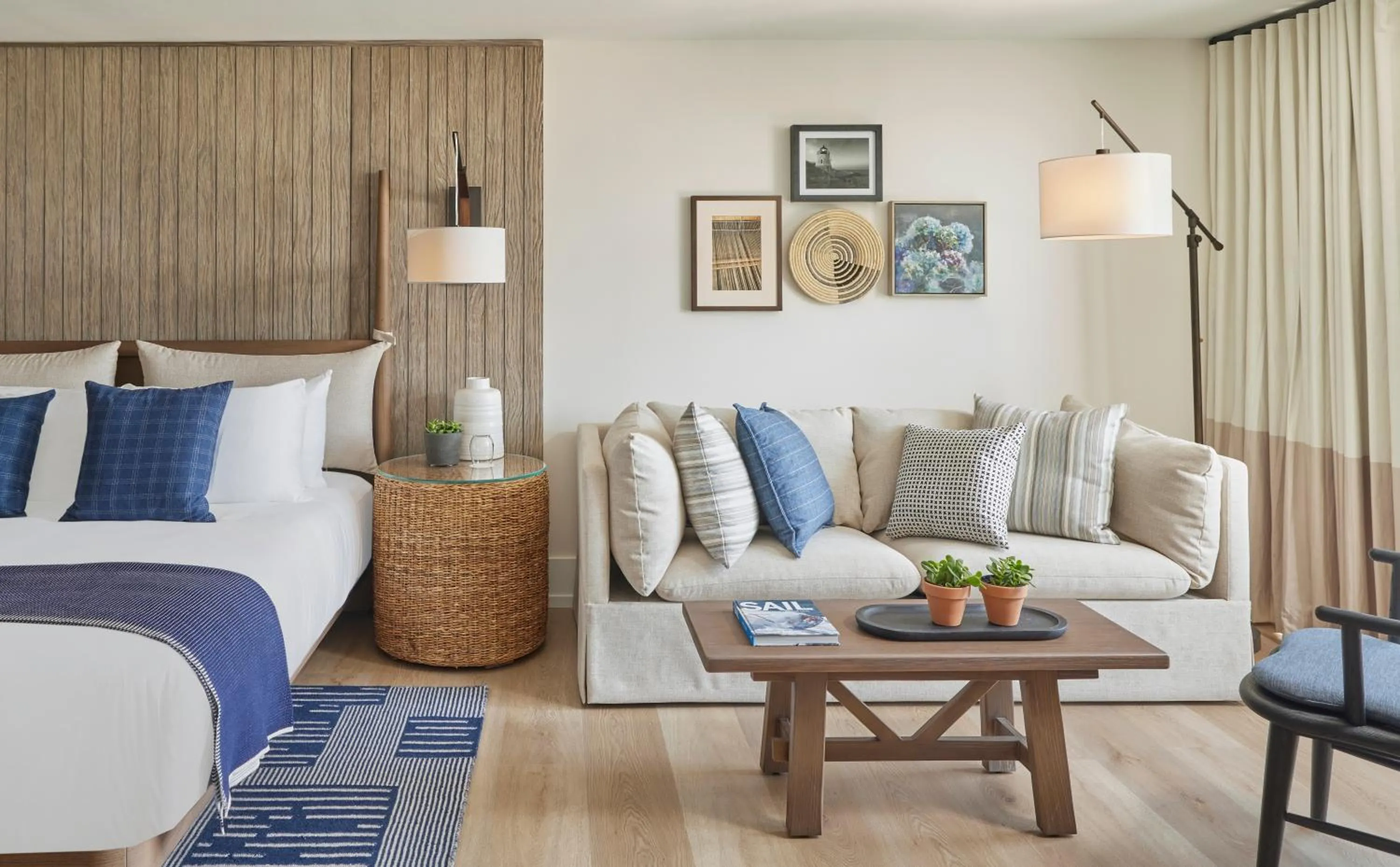 Seating area, Bed in Newport Harbor Island Resort