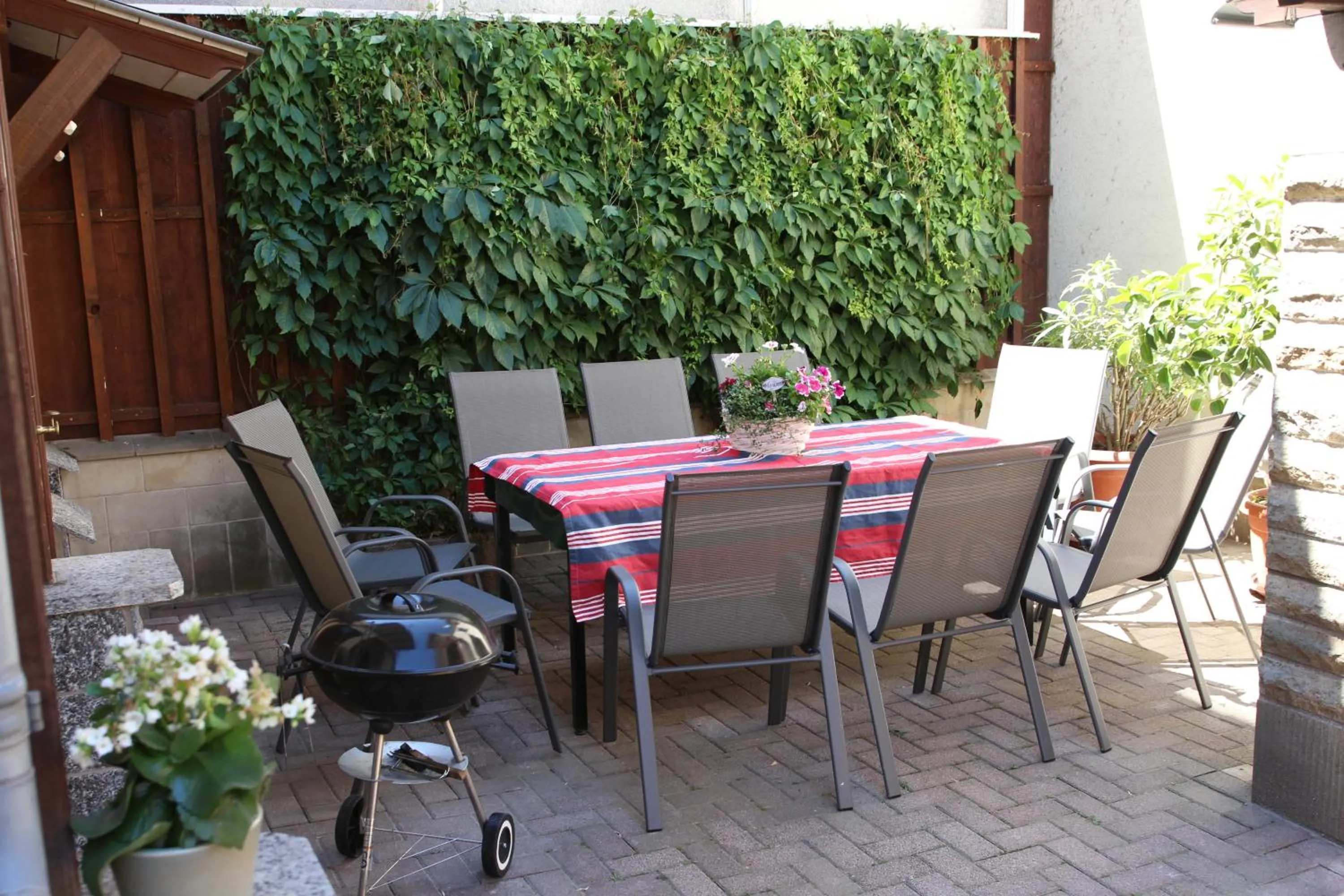 Patio in Ferienhaus Landeskrone für 10 Personen mit Sauna, Terrasse, inkl Parkplatz in Dresden