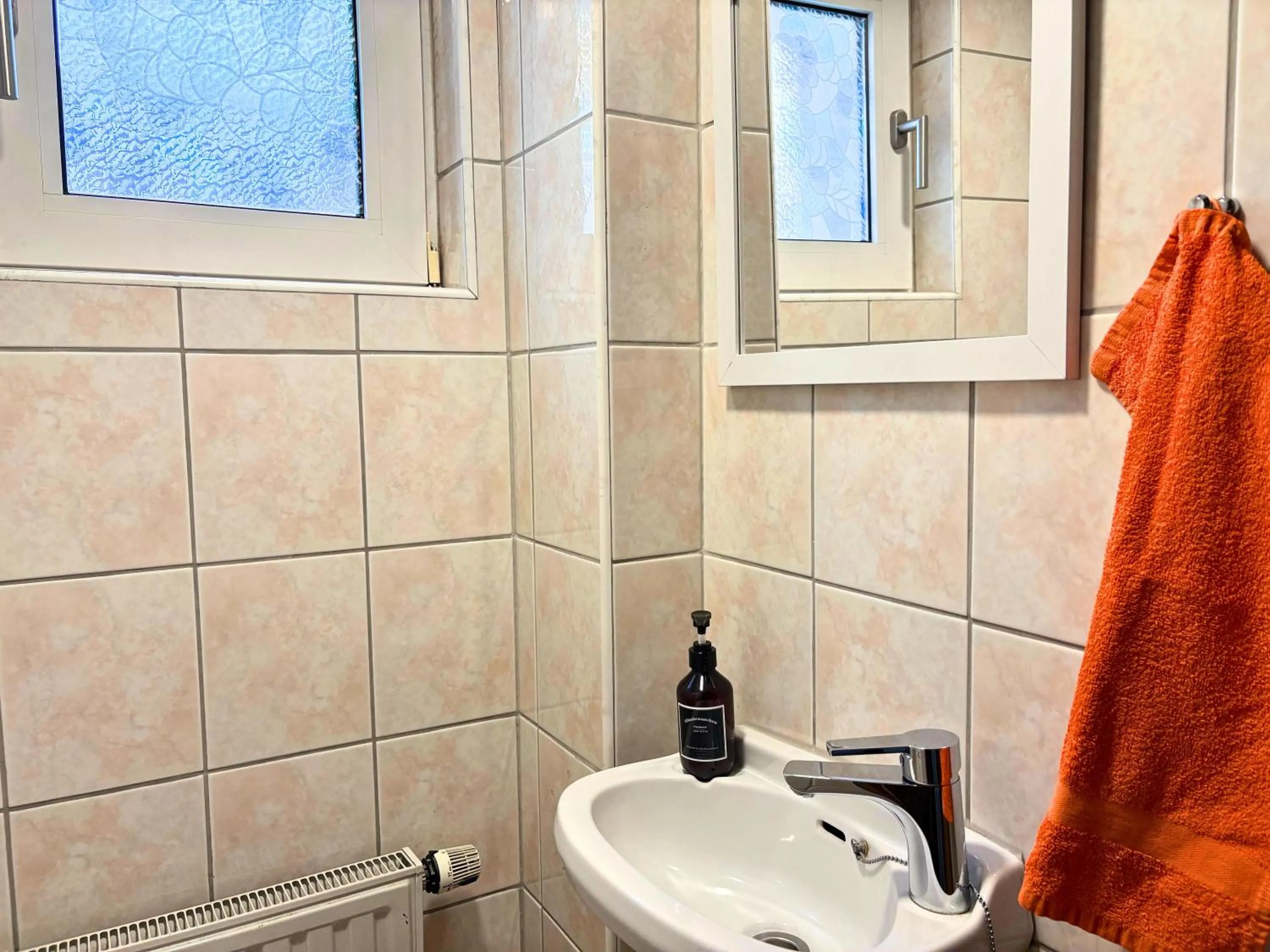 Toilet in Ferienhaus Landeskrone für 10 Personen mit Sauna, Terrasse, inkl Parkplatz in Dresden