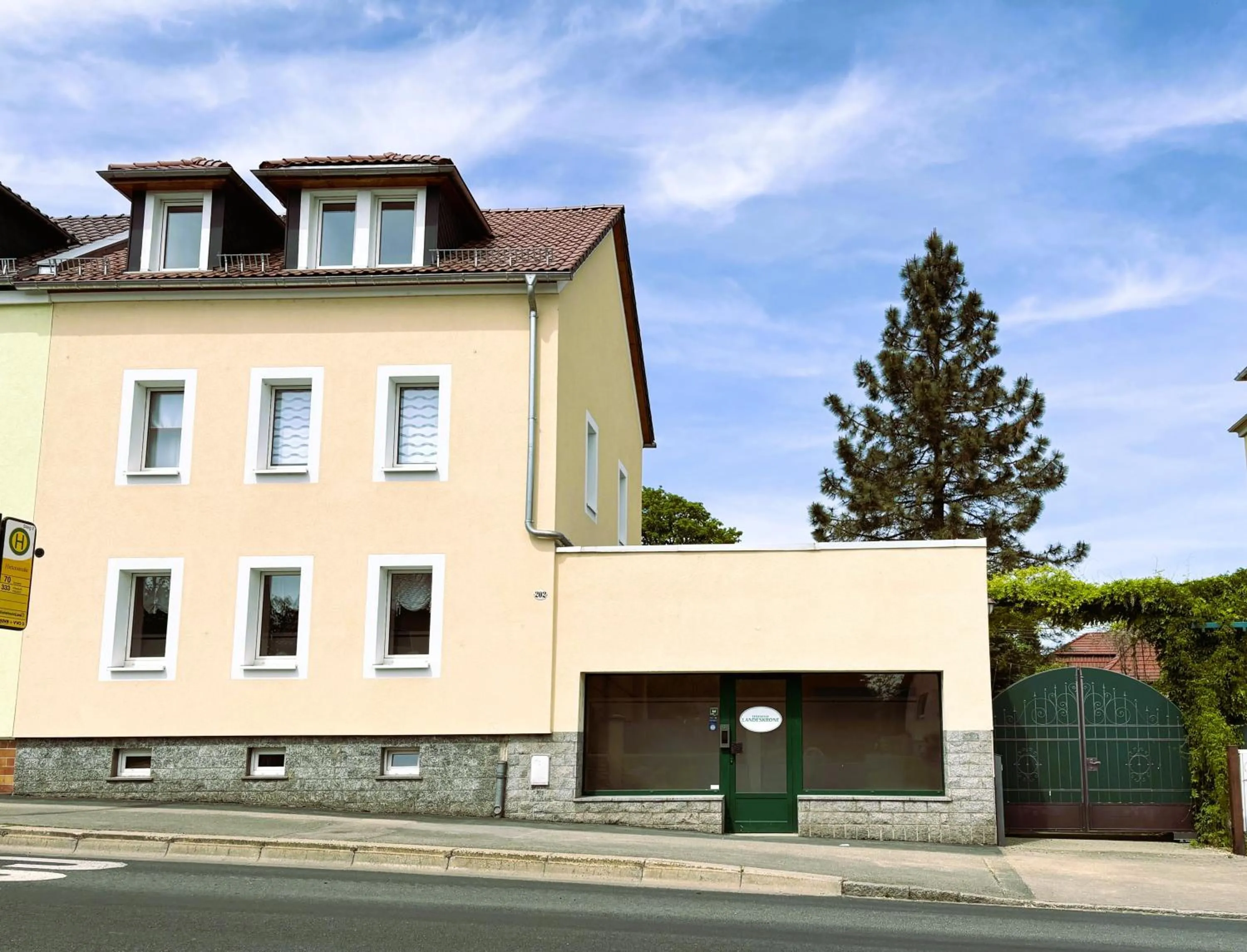 Property building in Ferienhaus Landeskrone für 10 Personen mit Sauna, Terrasse, inkl Parkplatz in Dresden
