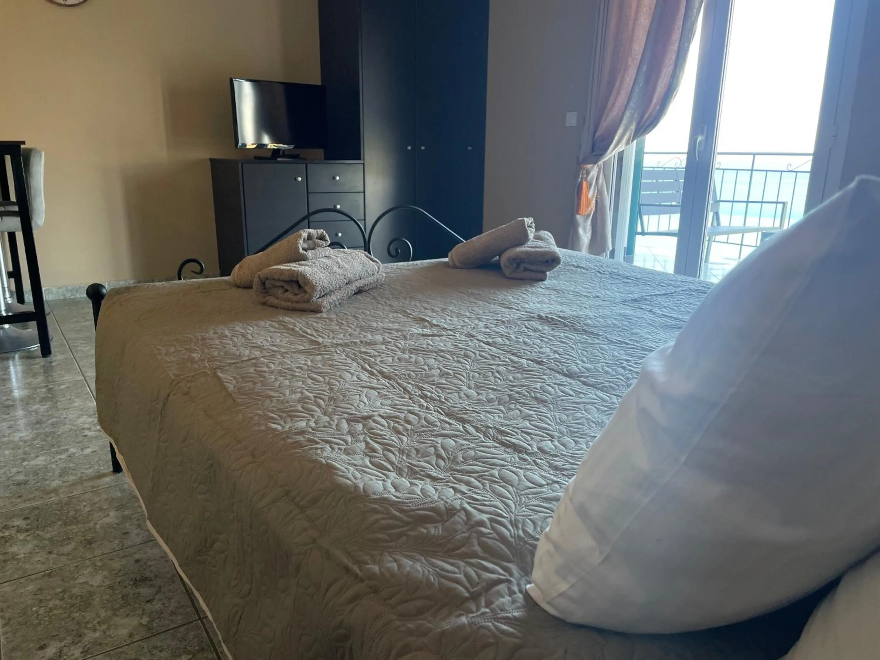 Photo of the whole room, Bed in Maria Anastasia Studios