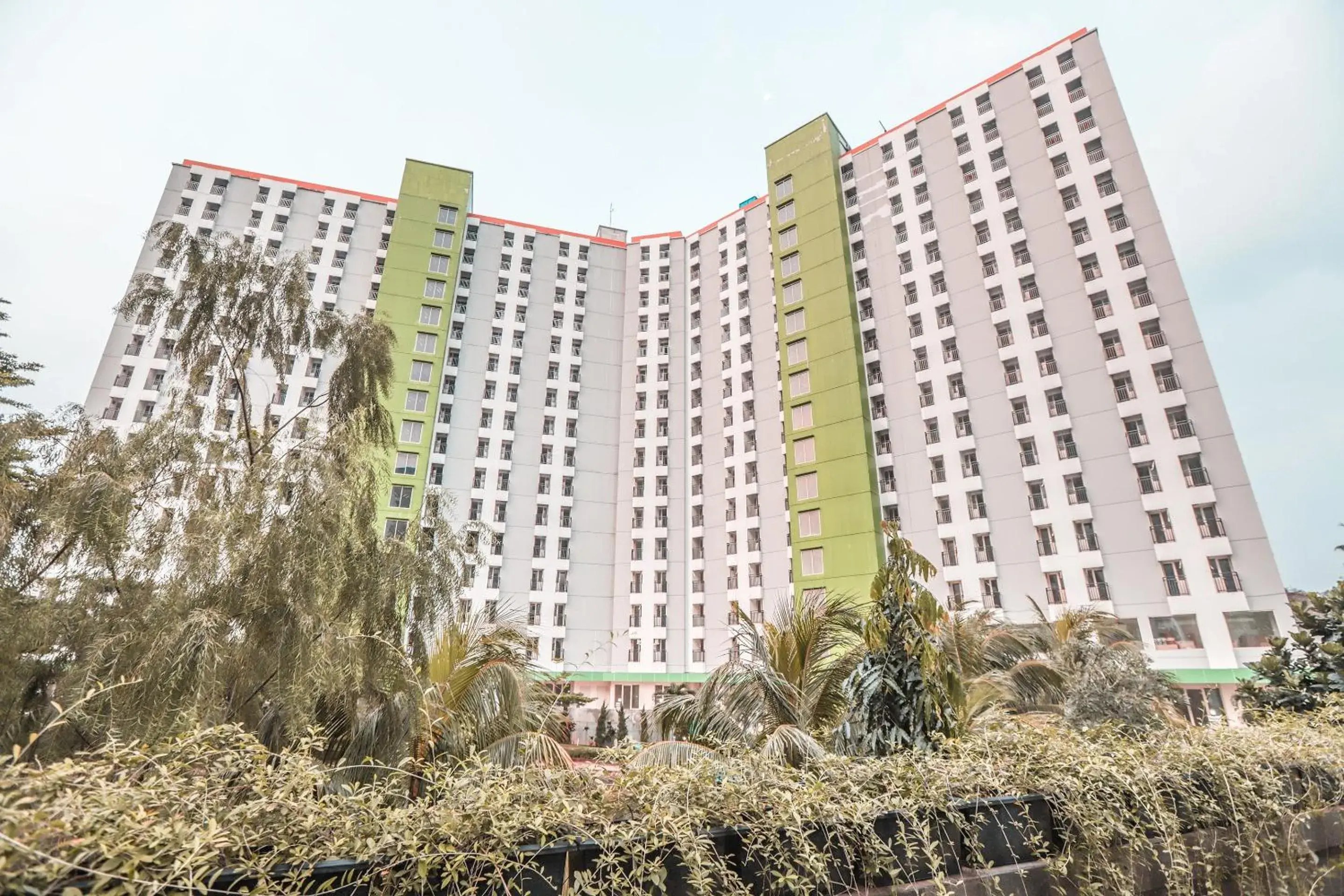 Facade/entrance in Hotel O Green Lake View Ciputat Facade/entrance in Hotel O Green Lake View Ciputat