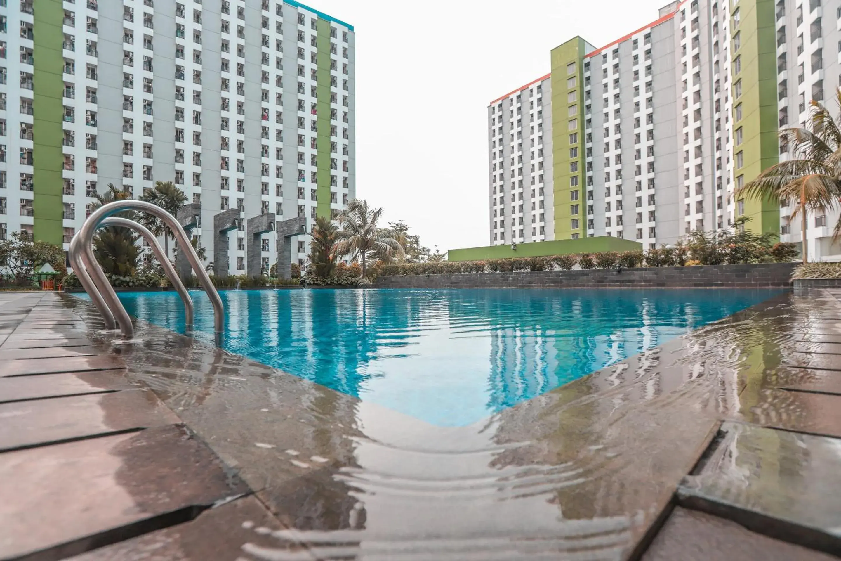 Swimming pool in Hotel O Green Lake View Ciputat Swimming pool in Hotel O Green Lake View Ciputat