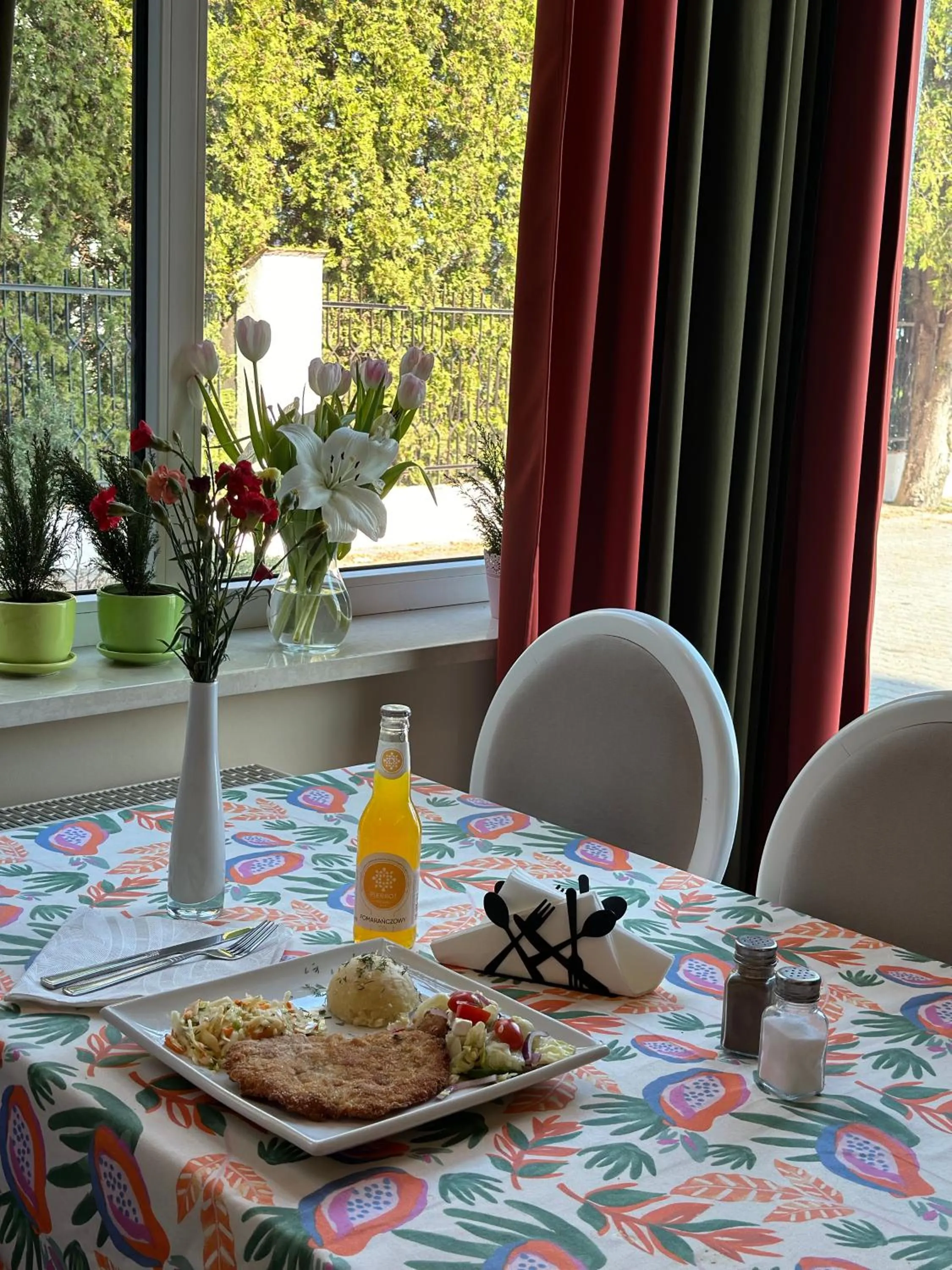 Restaurant/places to eat in Hotel Ajax