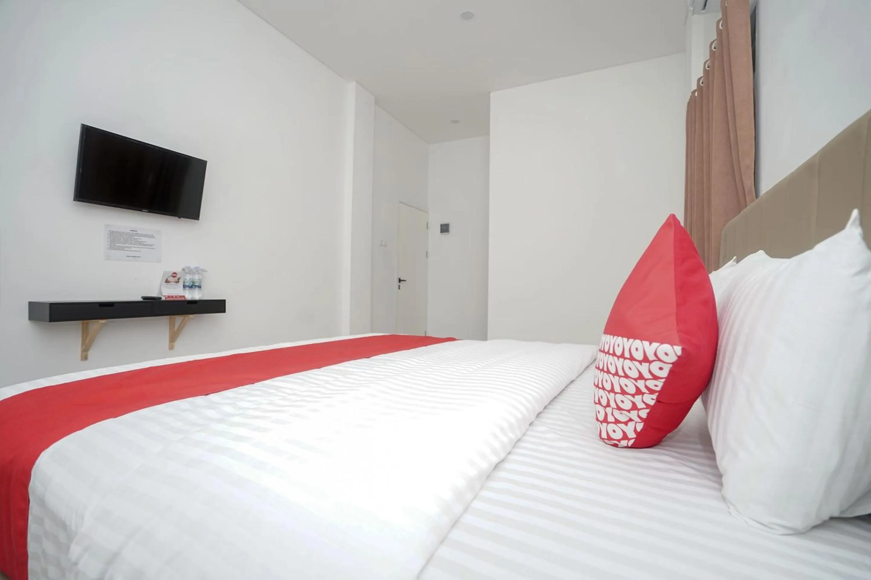 Bedroom in OYO 443 Hotel Barlian