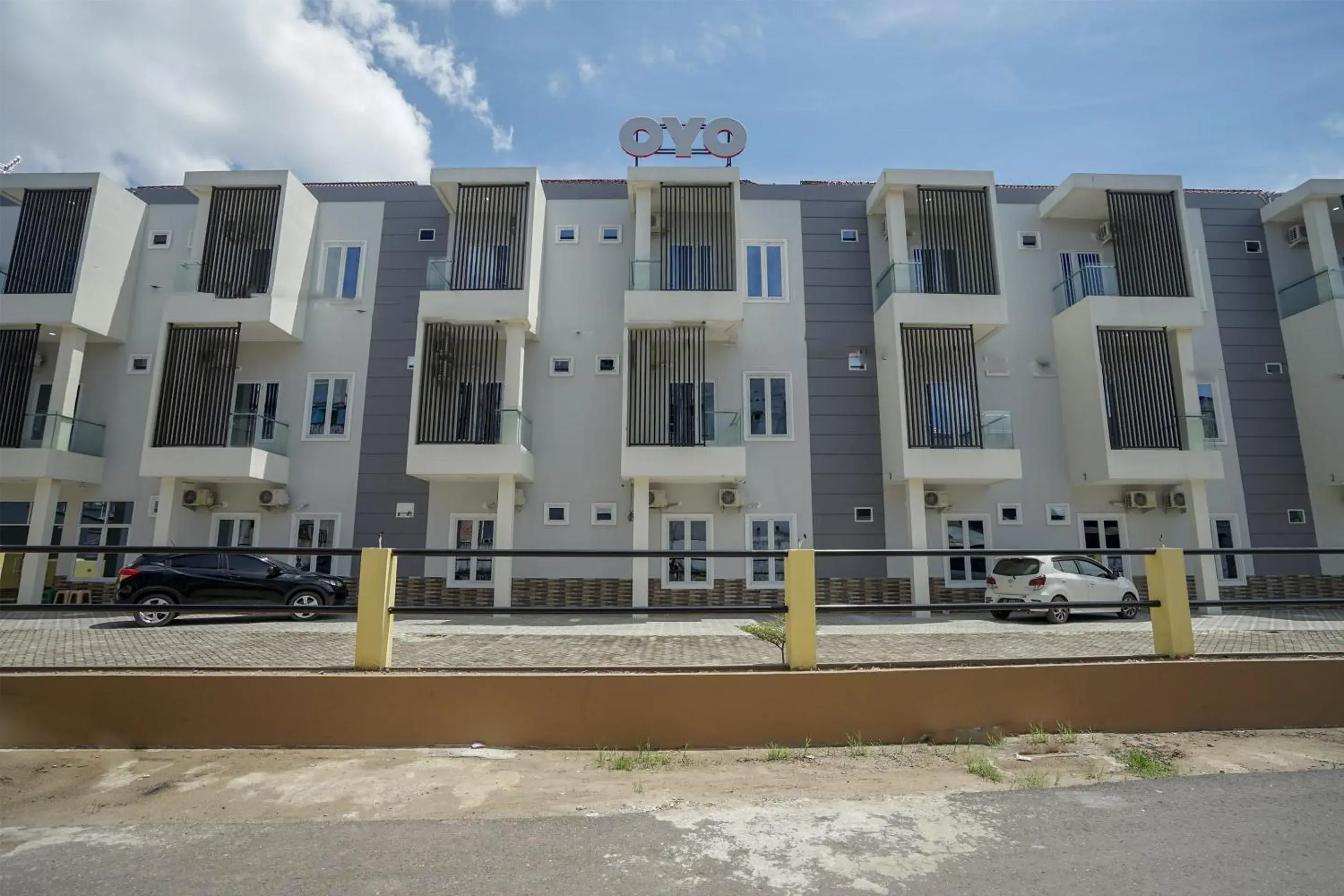 Facade/entrance in OYO 443 Hotel Barlian Facade/entrance in OYO 443 Hotel Barlian