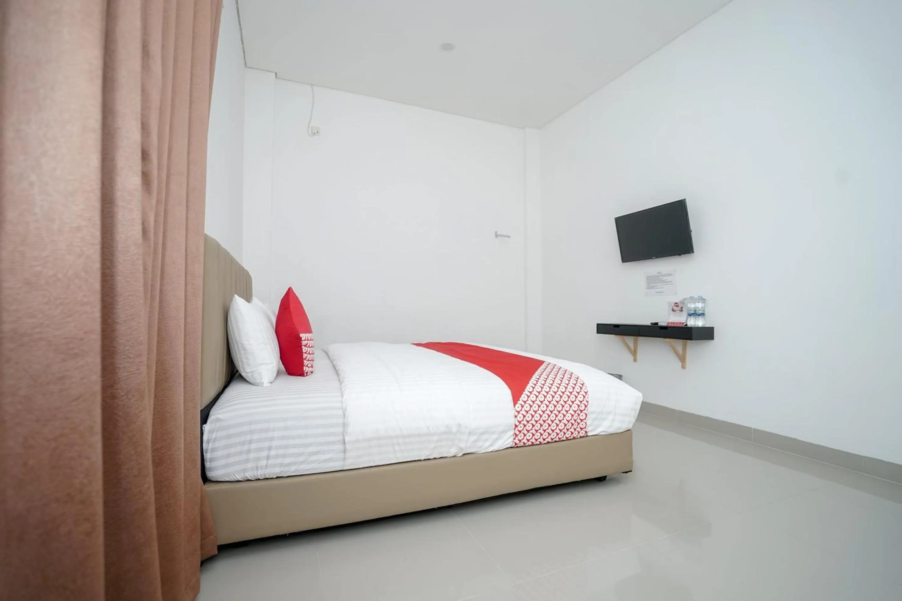 Bedroom in OYO 443 Hotel Barlian