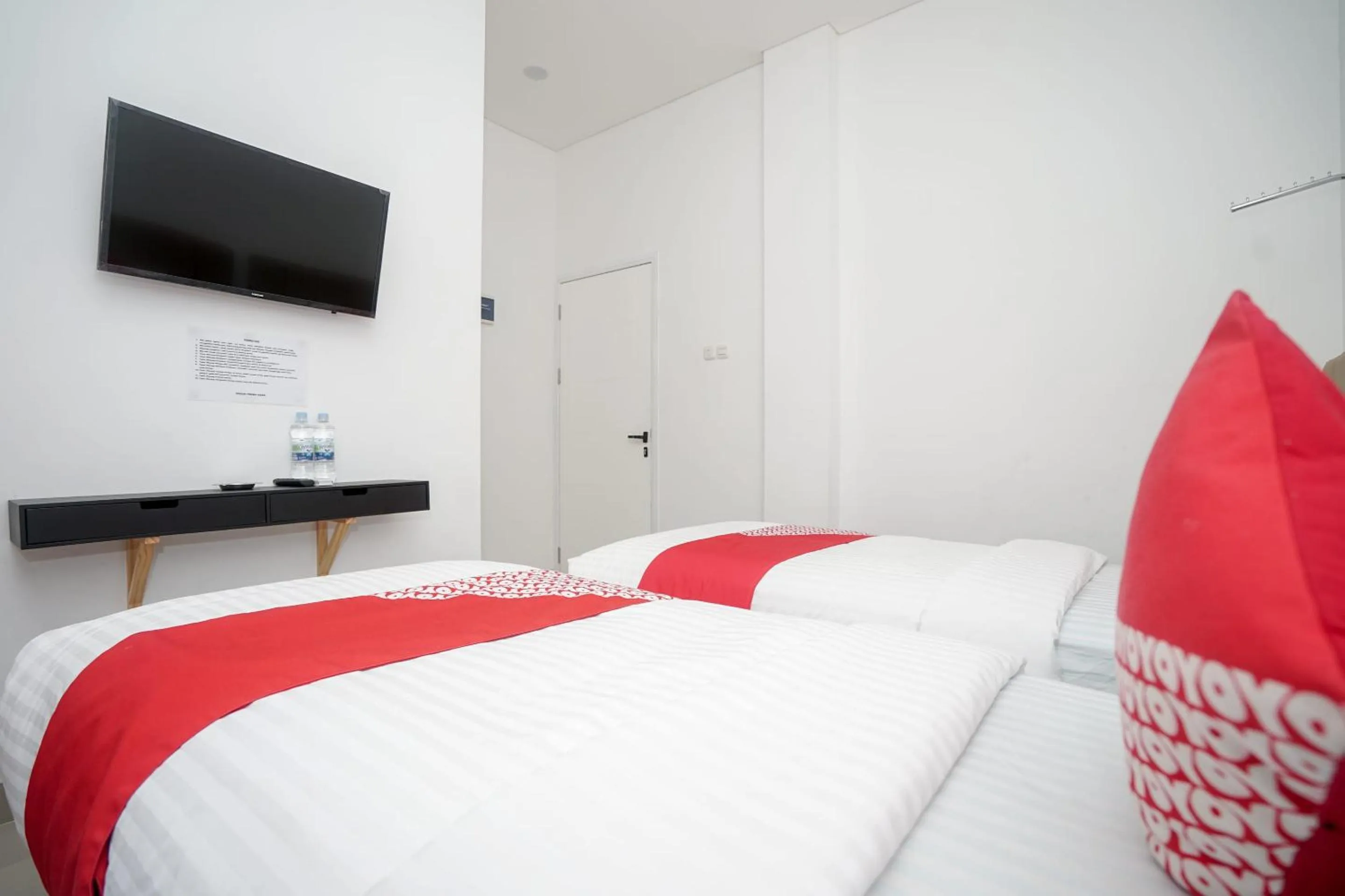 Bedroom in OYO 443 Hotel Barlian