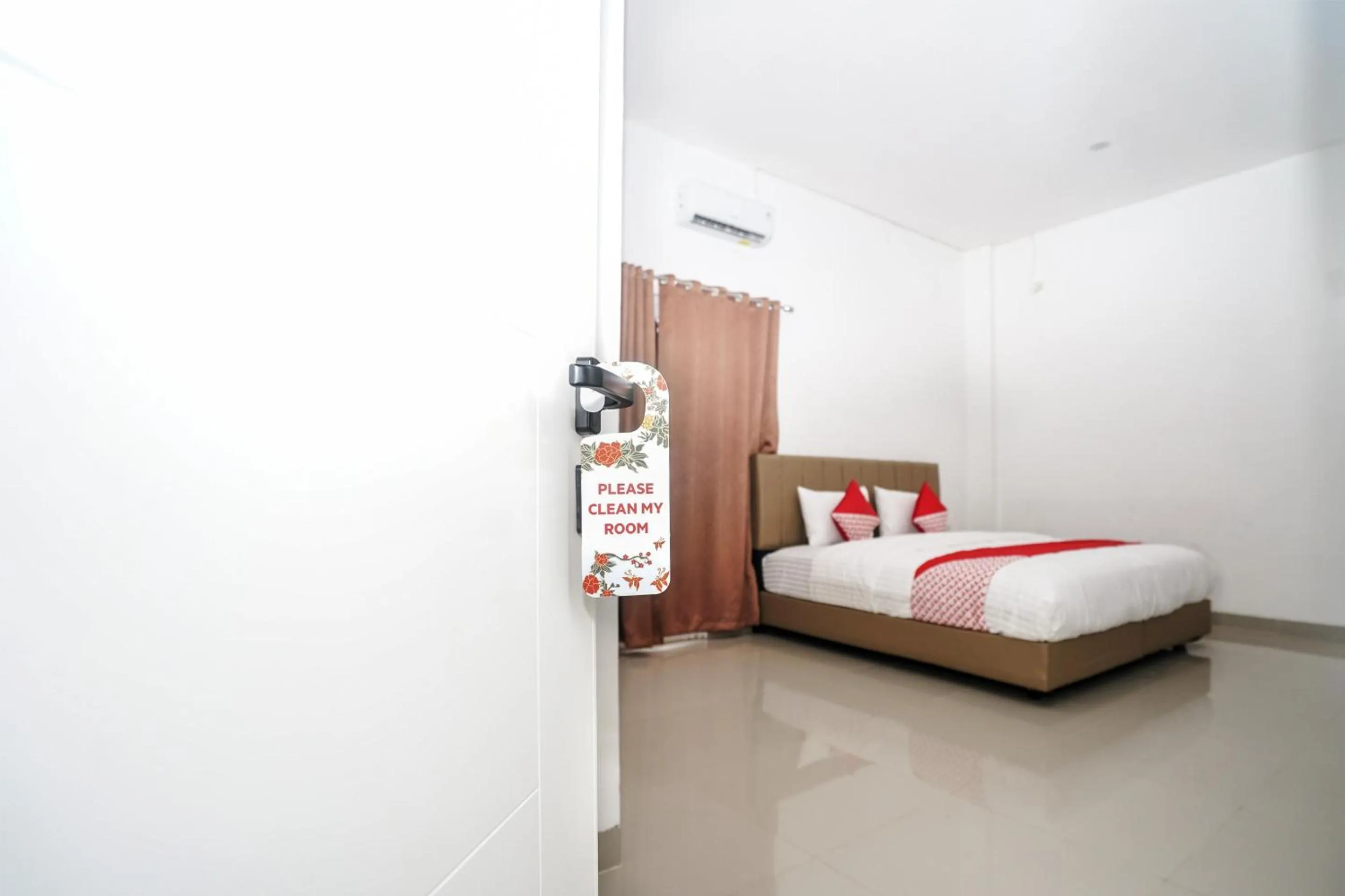 Bedroom in OYO 443 Hotel Barlian