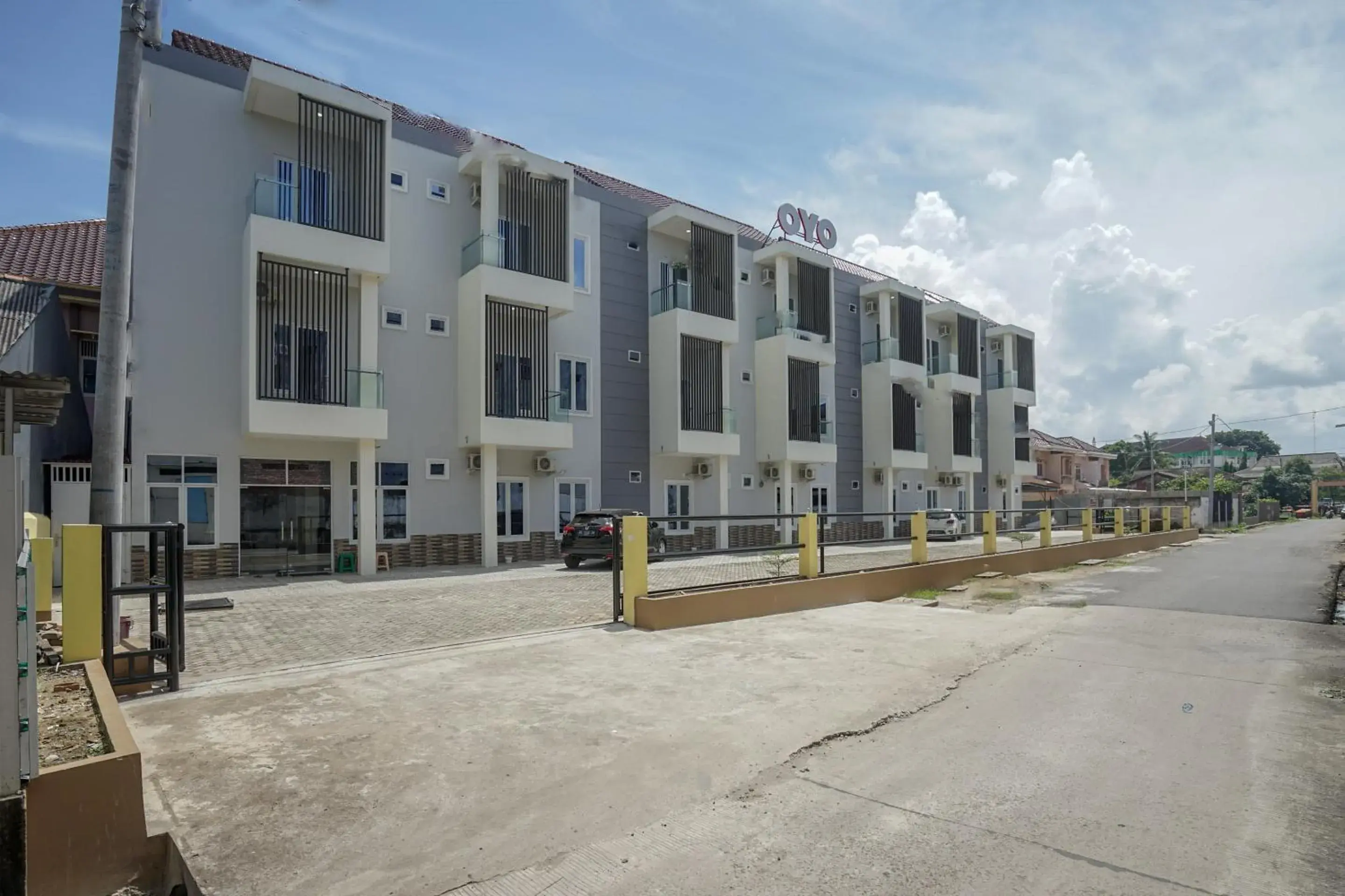 Facade/entrance in OYO 443 Hotel Barlian Facade/entrance in OYO 443 Hotel Barlian