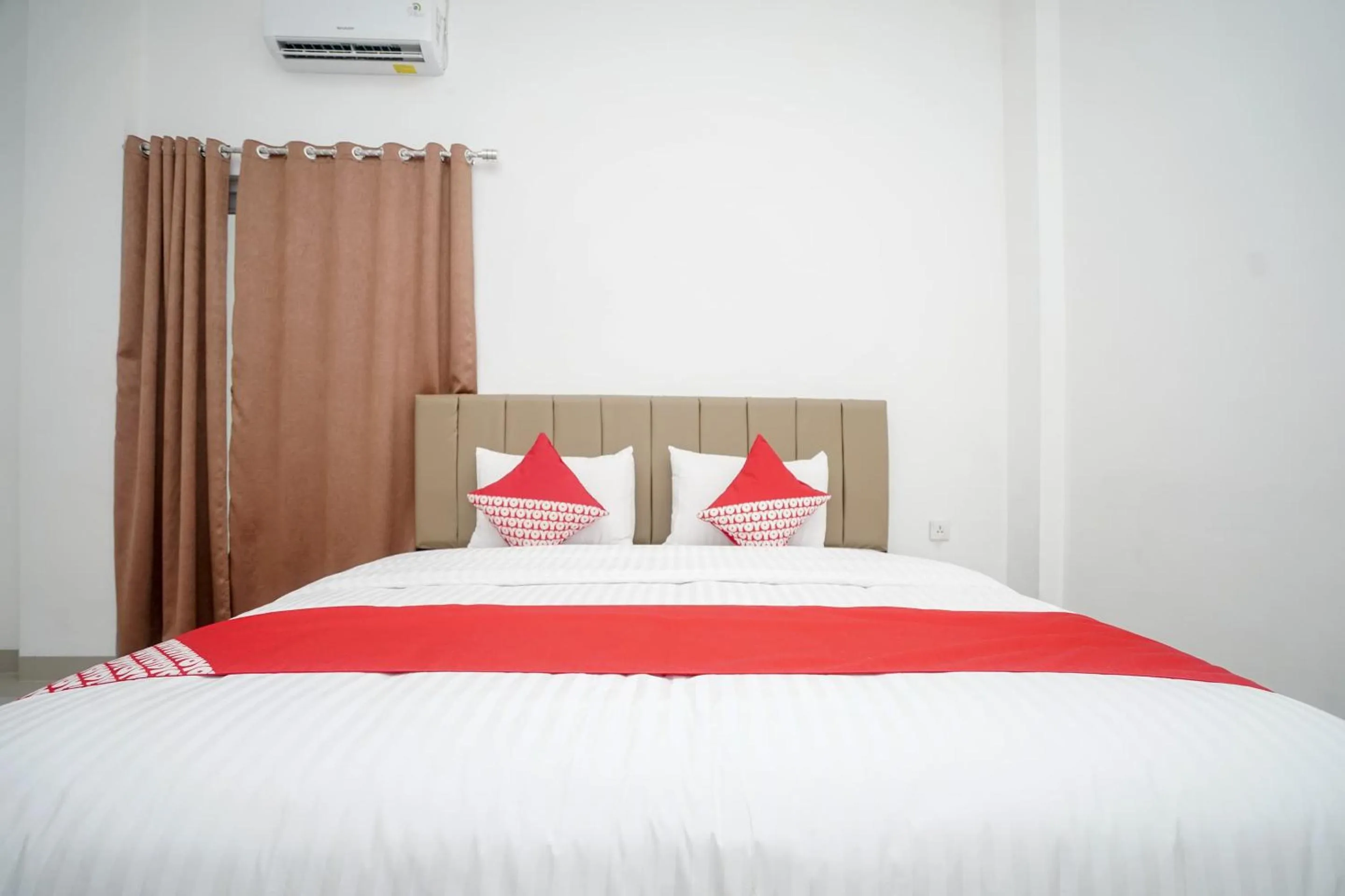 Bedroom in OYO 443 Hotel Barlian