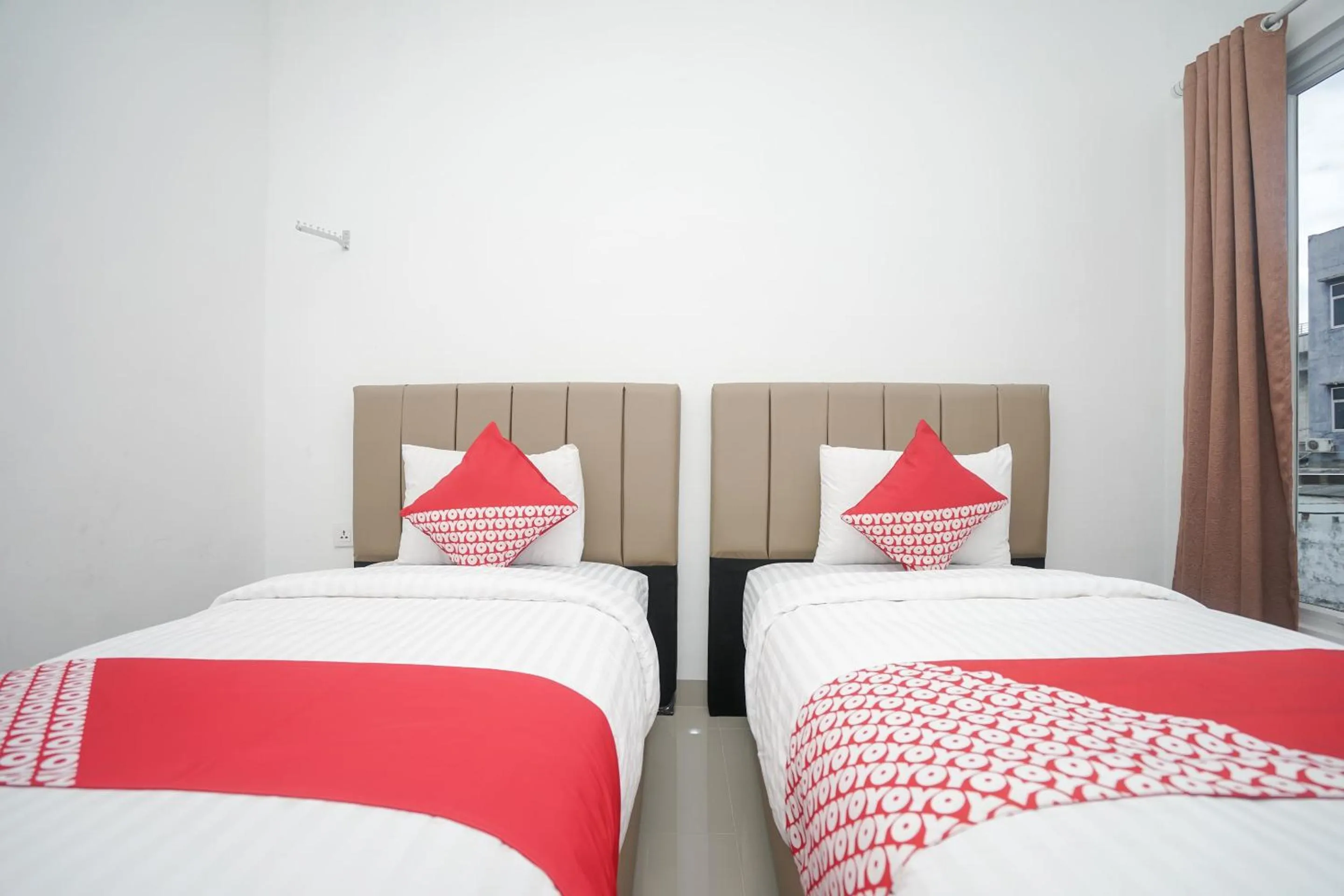 Bedroom in OYO 443 Hotel Barlian