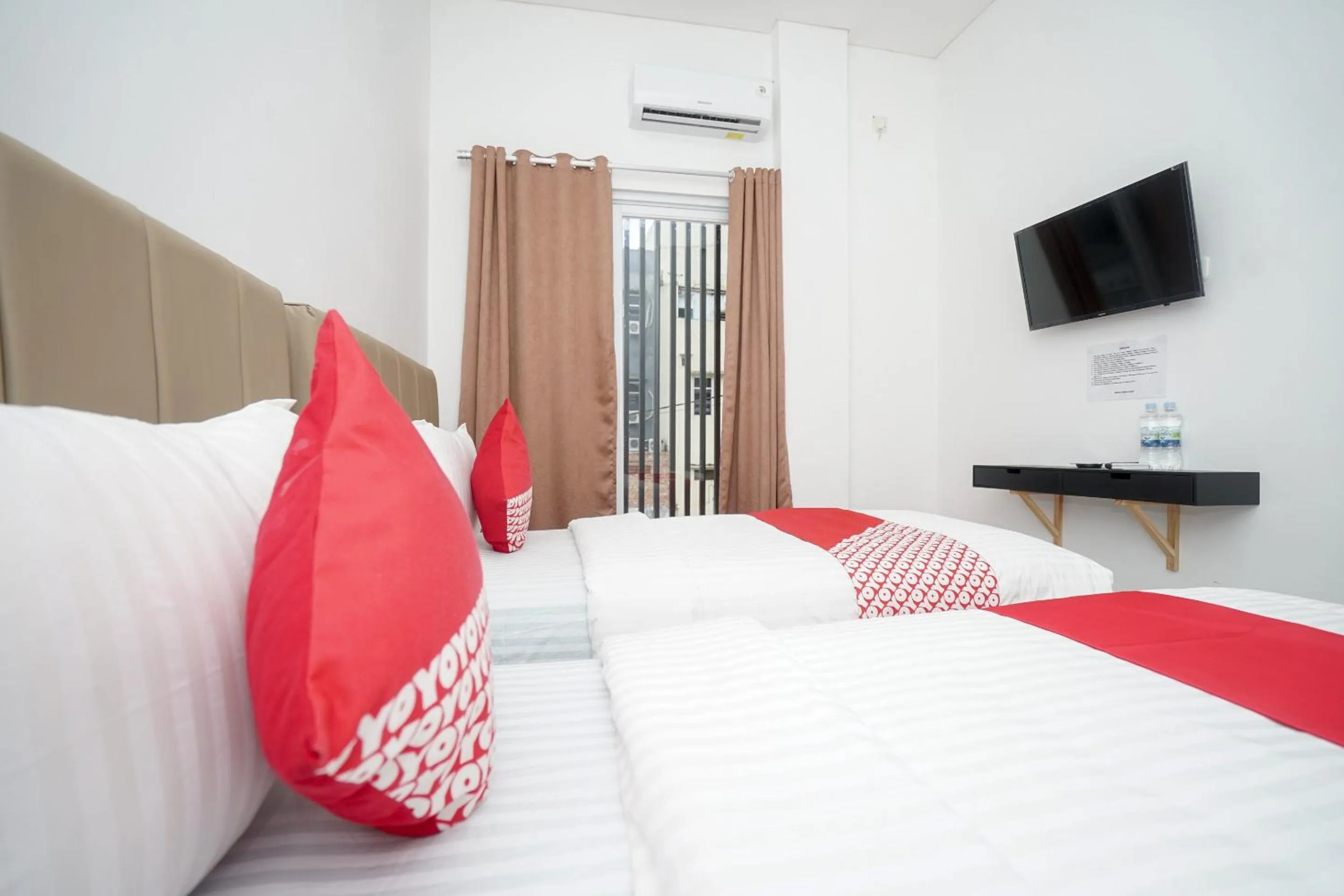 Bedroom in OYO 443 Hotel Barlian