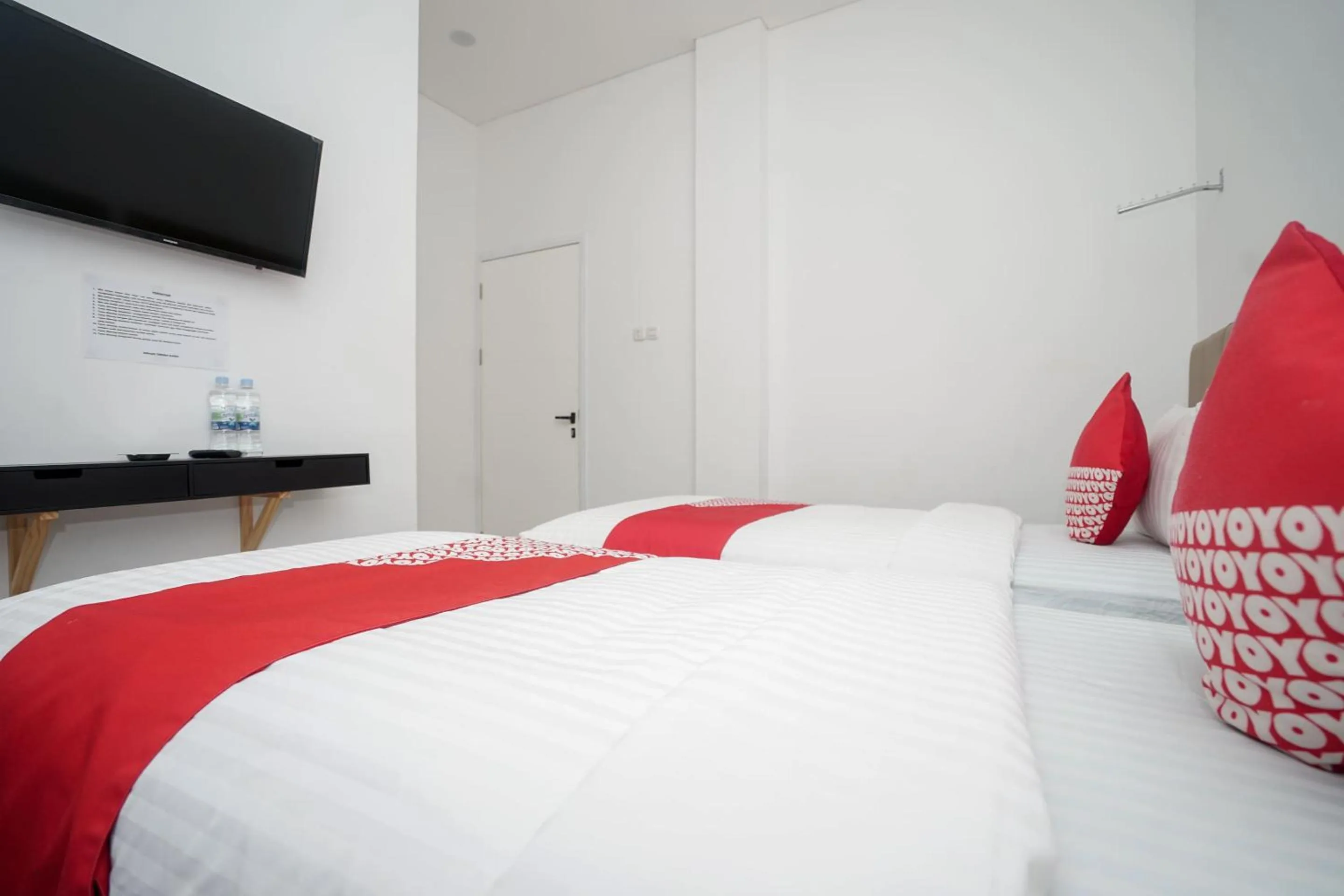 Bedroom in OYO 443 Hotel Barlian