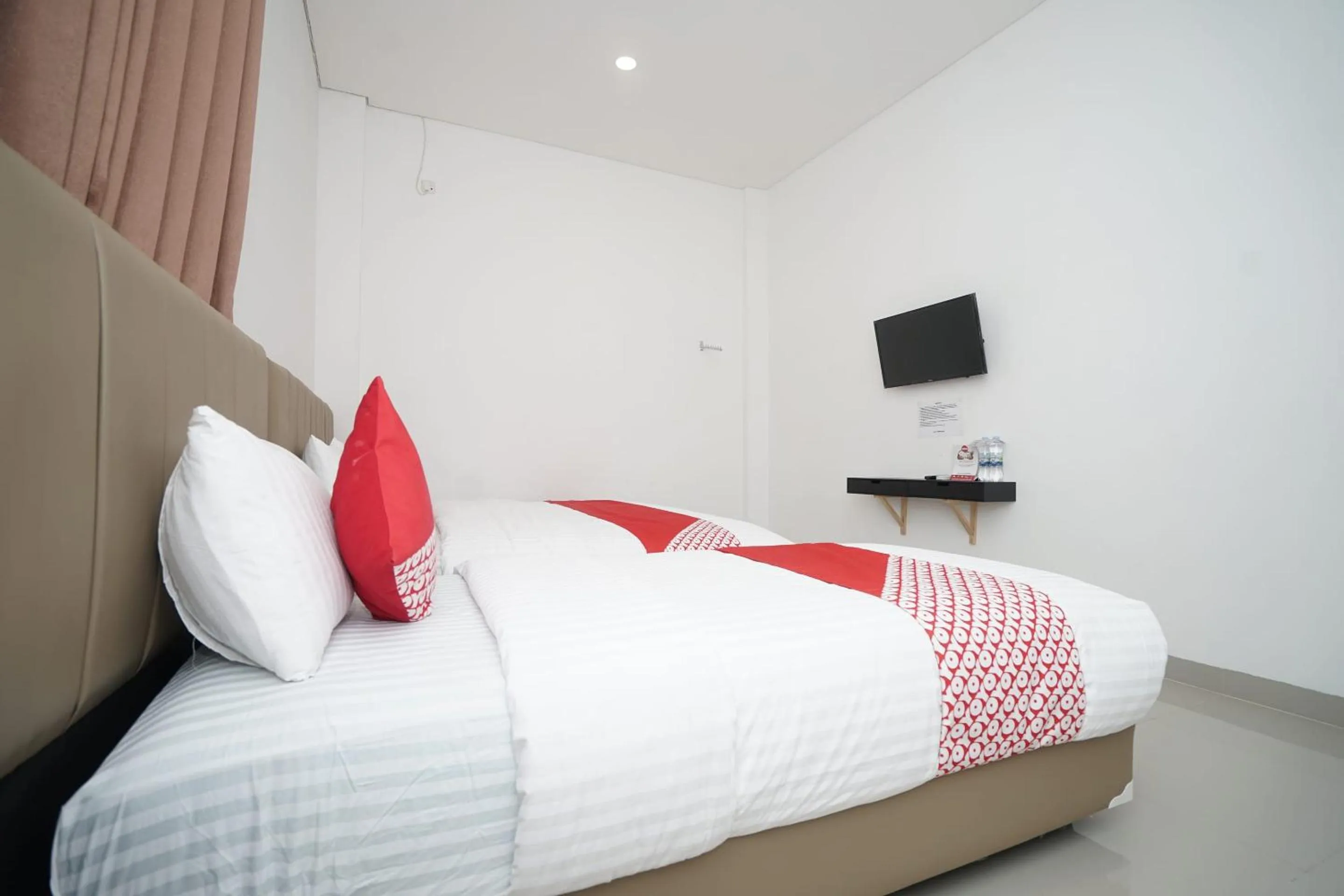 Bedroom in OYO 443 Hotel Barlian