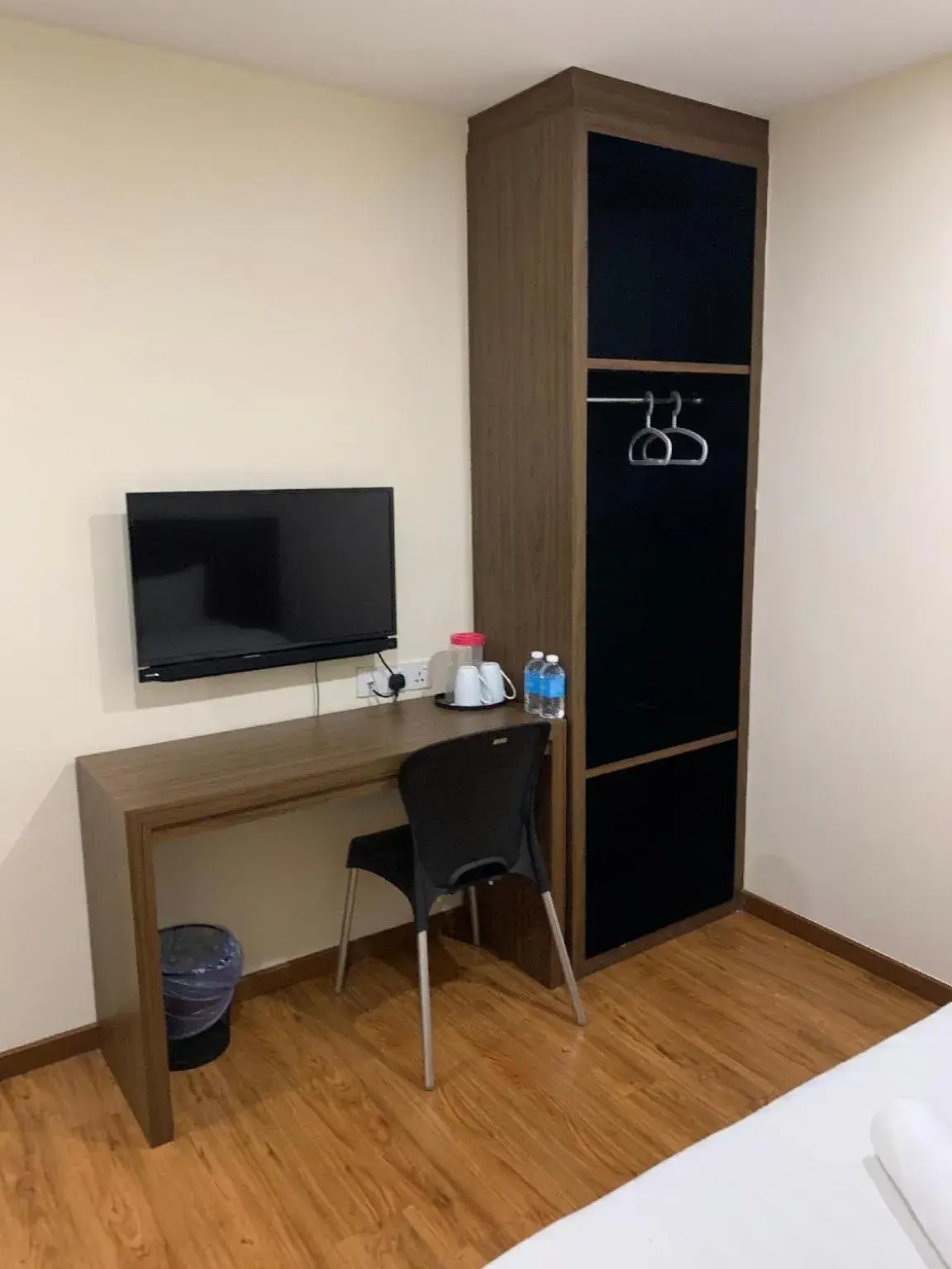 TV and multimedia, Bed in Mii Smile Hotel Penang TV and multimedia, Bed in Mii Smile Hotel Penang