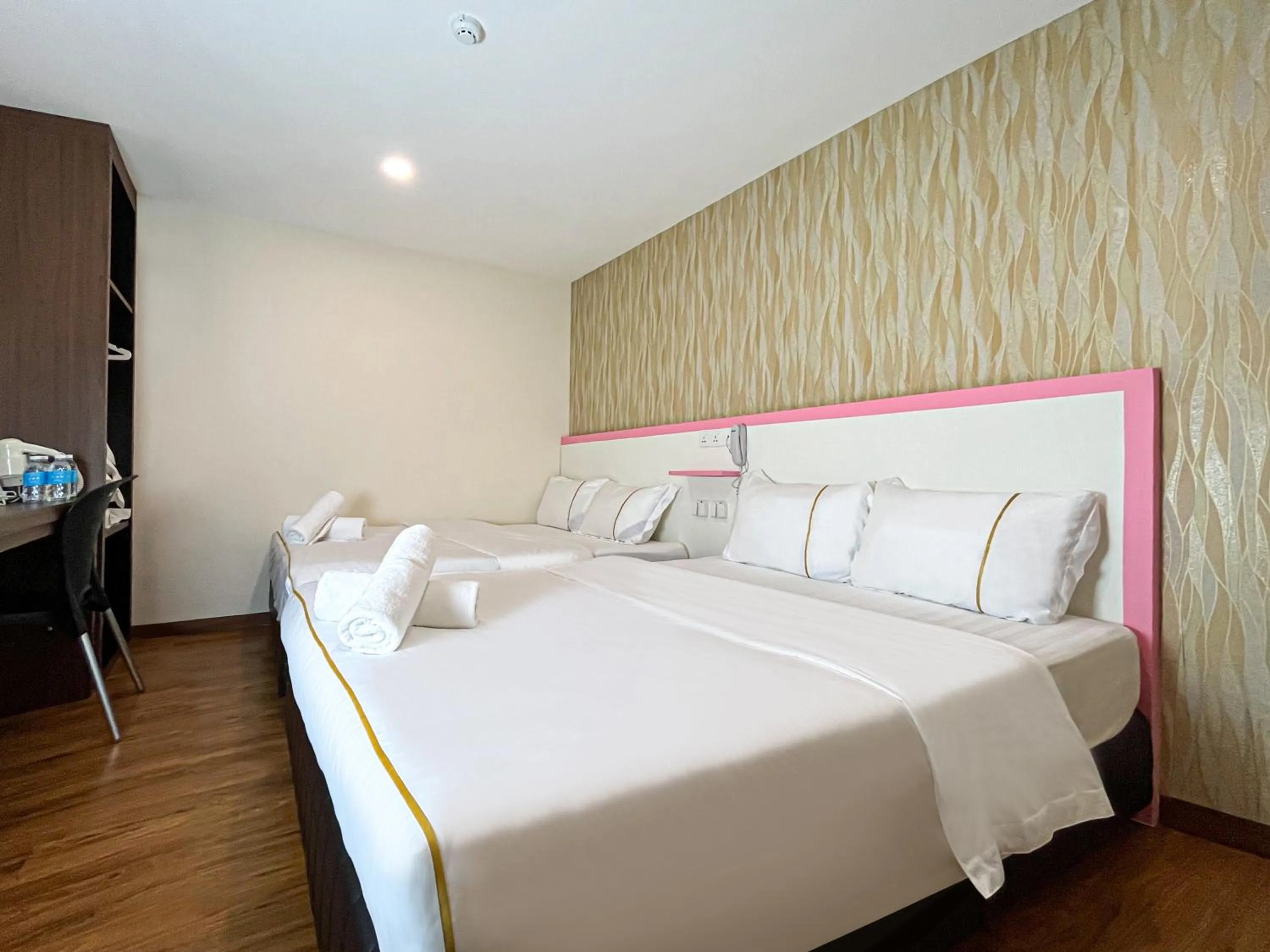 View (from property/room), Bed in Mii Smile Hotel Penang