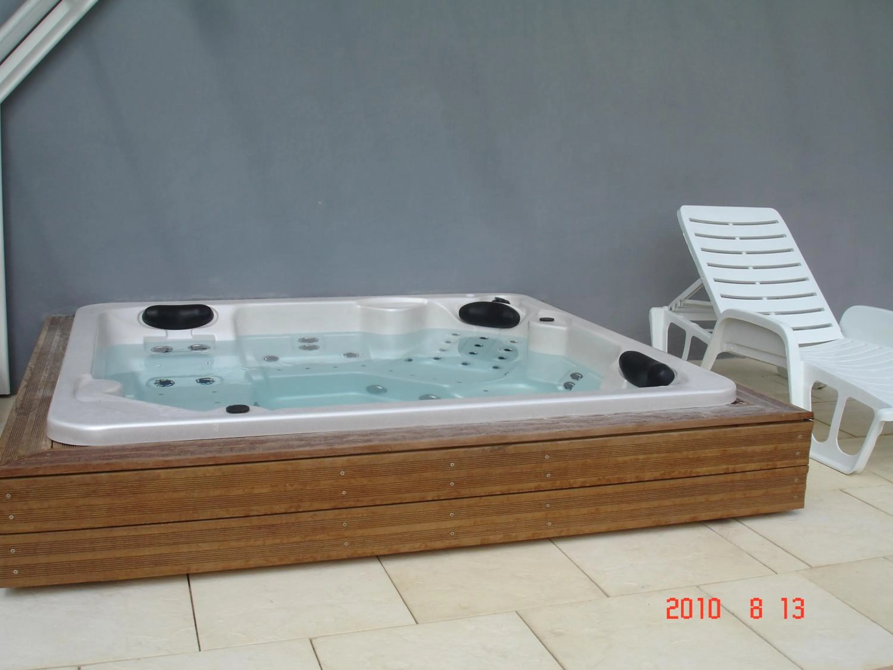 Hot Tub in Hôtel Les Flots Bleus