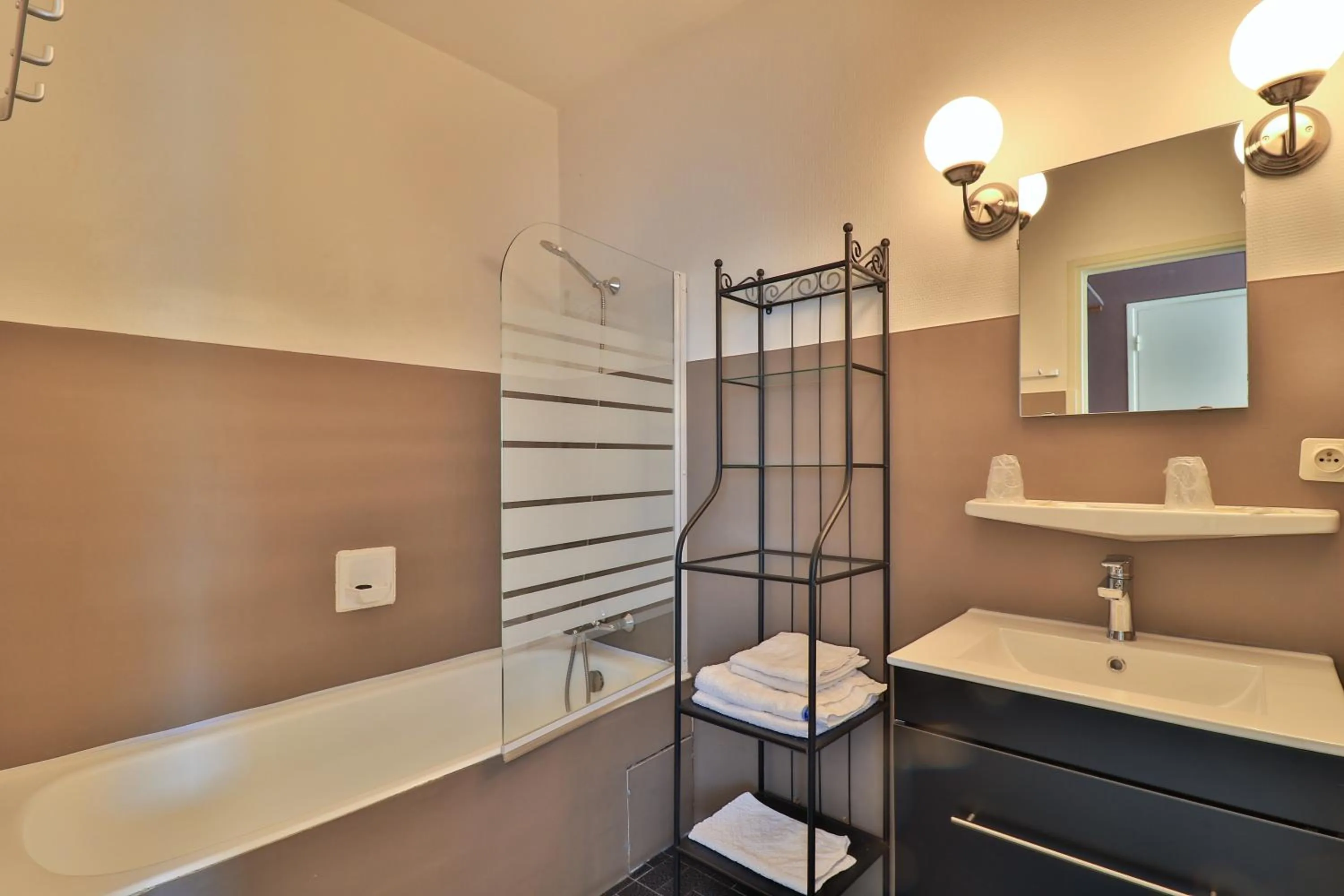 Bathroom in Hôtel Les Flots Bleus