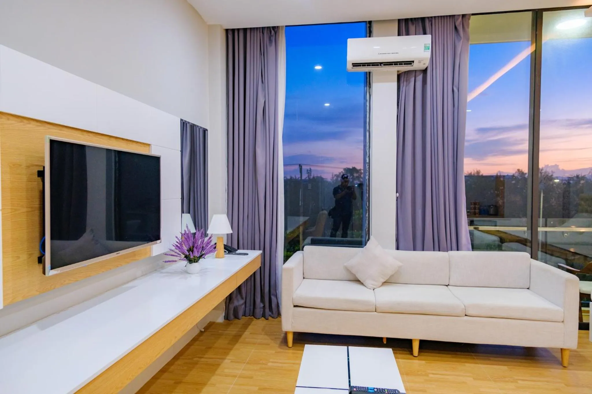 Communal lounge/ TV room, Bed in Khách sạn Minh Long