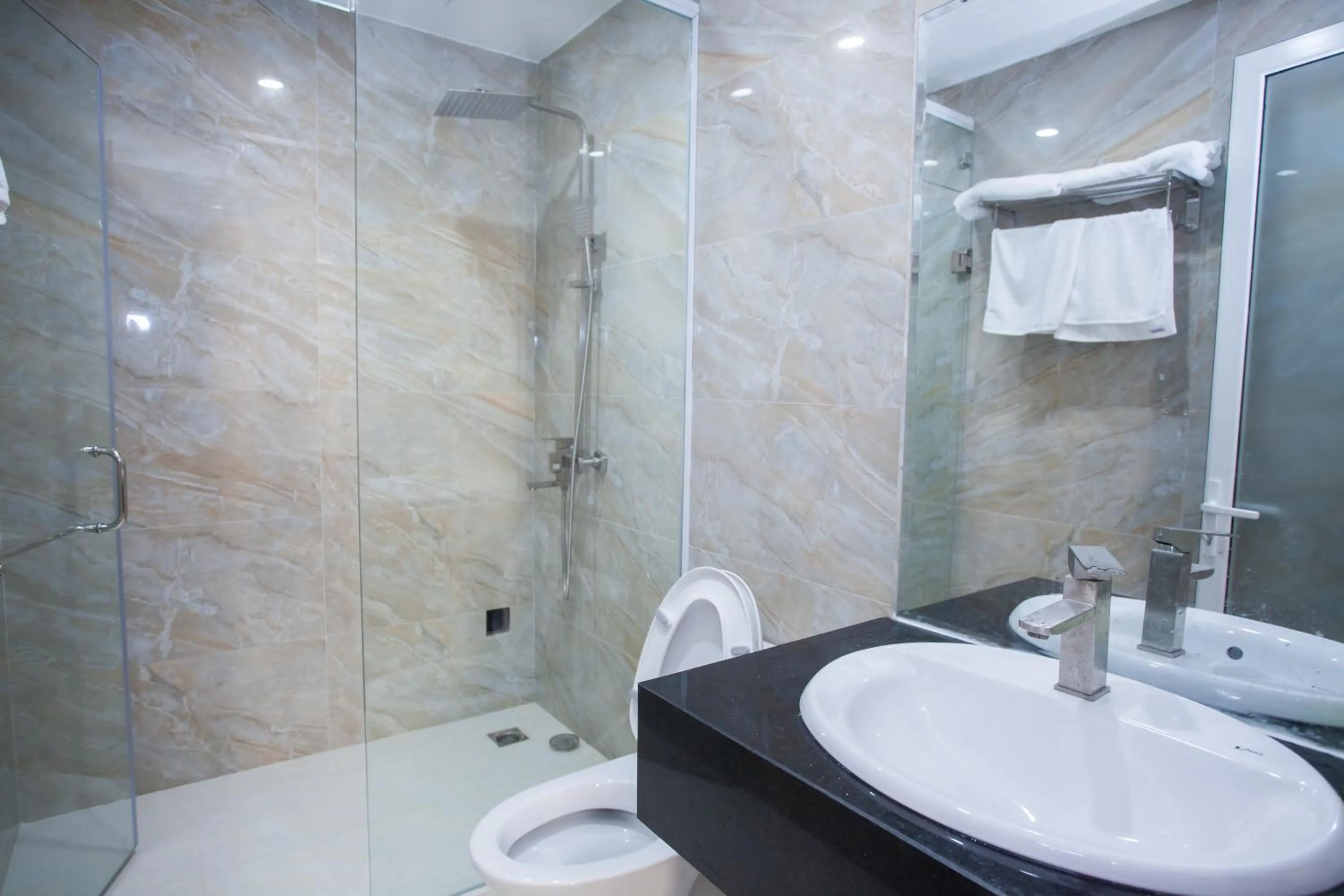 Shower in Khách sạn Minh Long