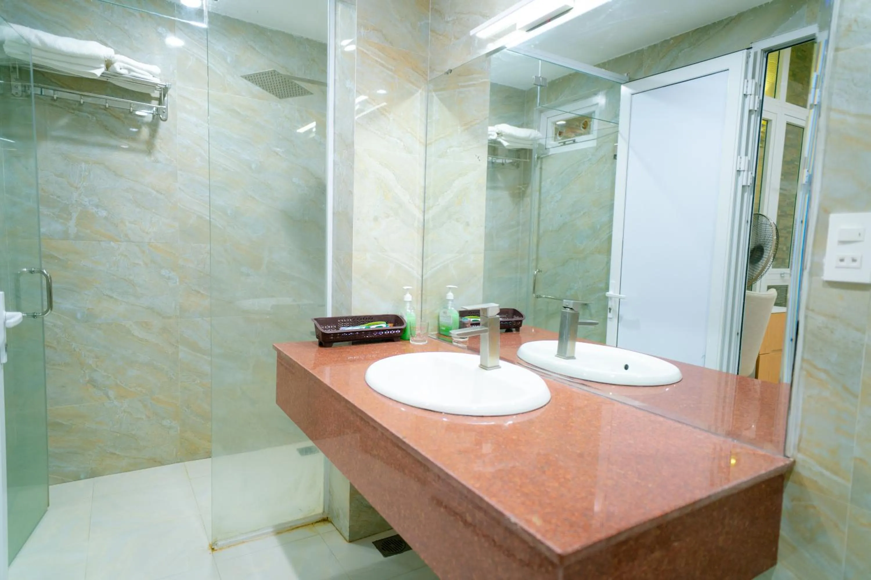 Shower in Khách sạn Minh Long