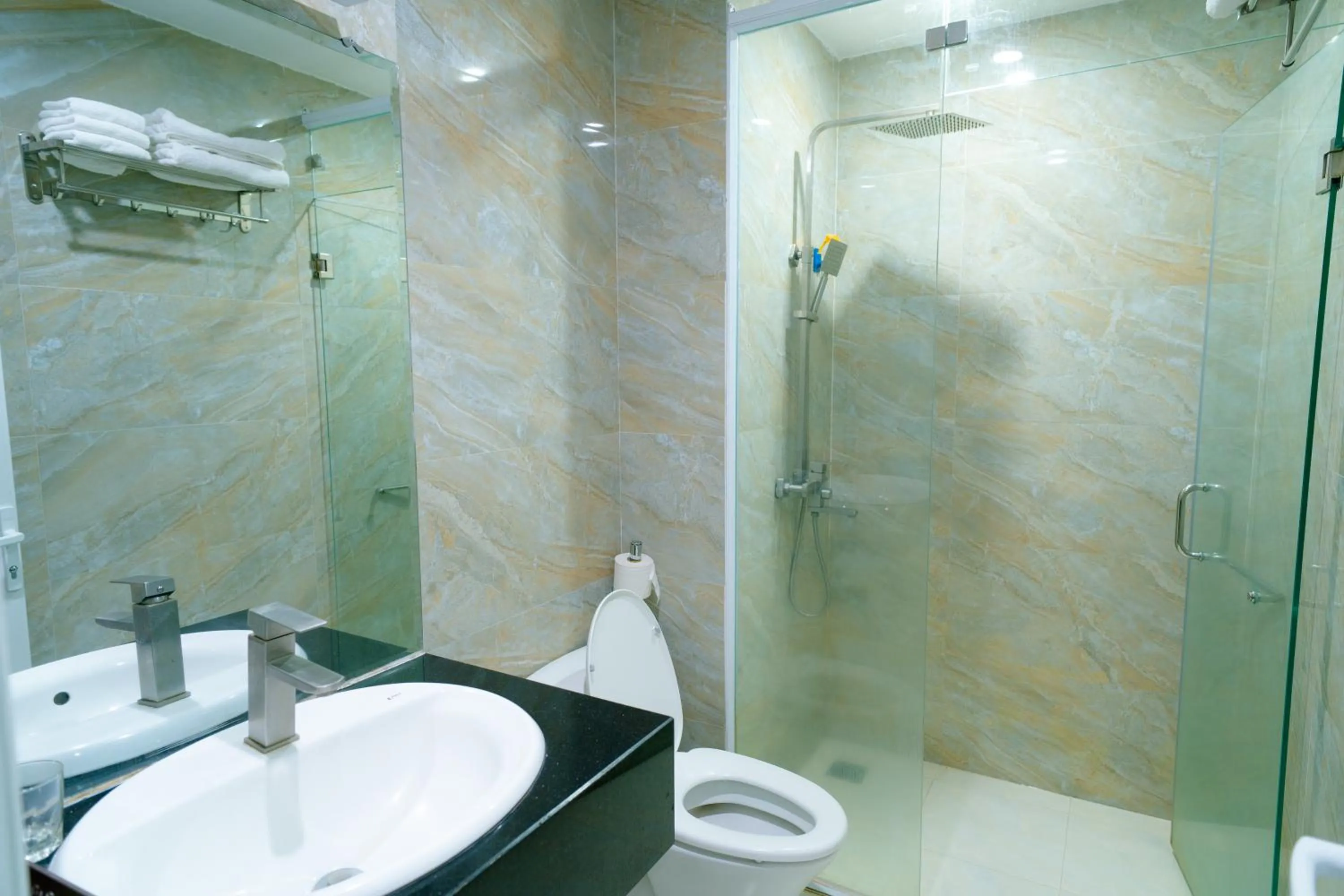 Toilet in Khách sạn Minh Long