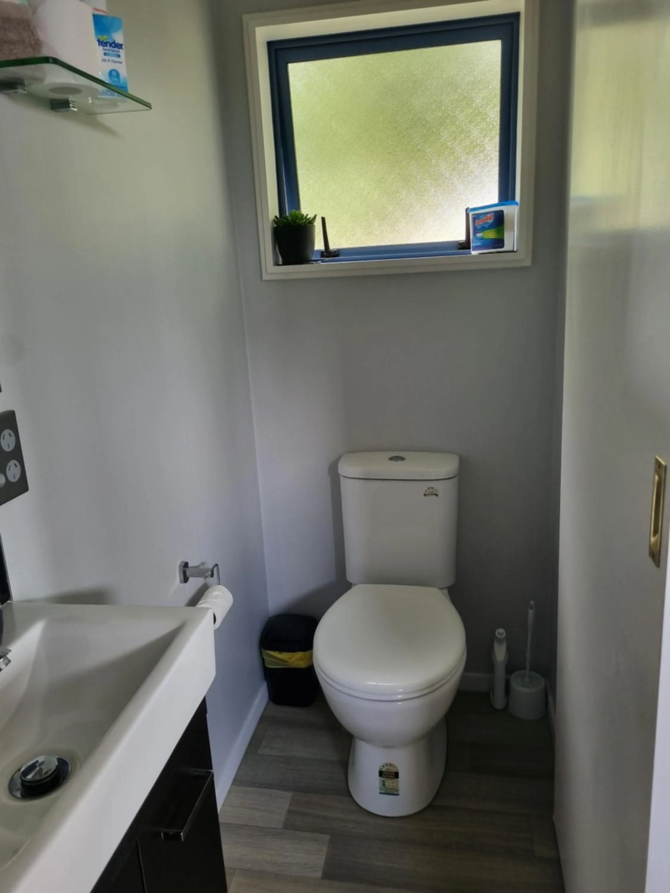 Toilet in Denchys B&B