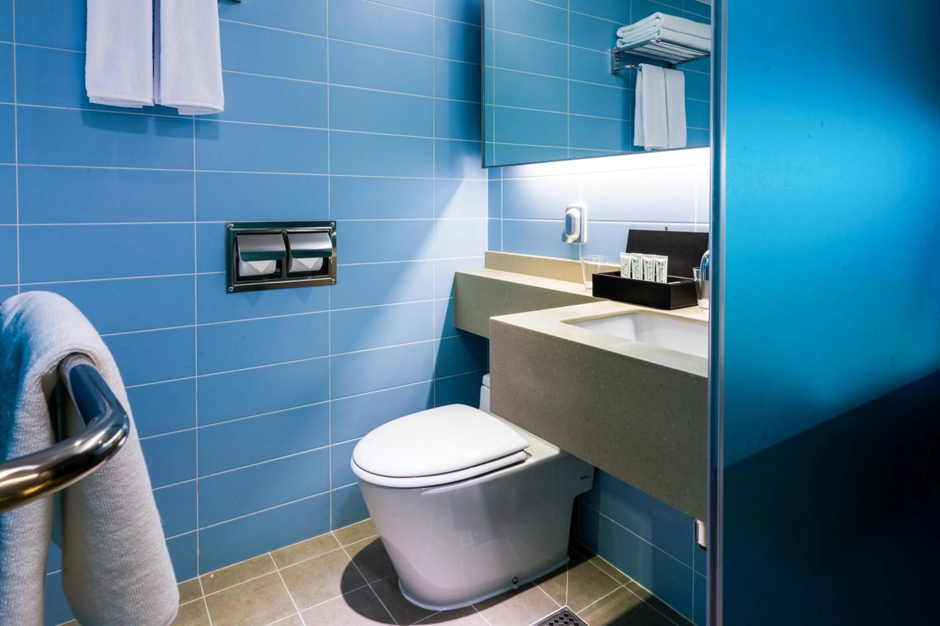 Bathroom in Co-op City Hotel Harborview