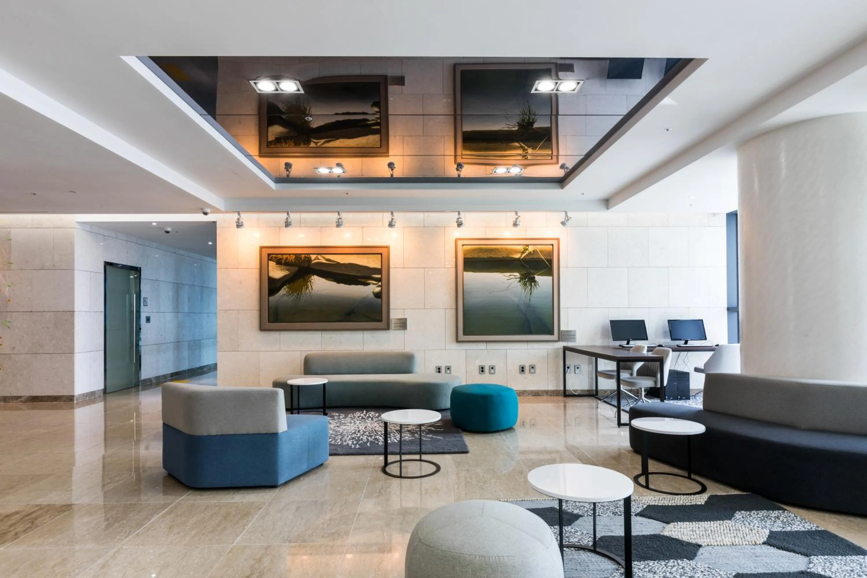 Lobby/Reception in Co-op City Hotel Harborview