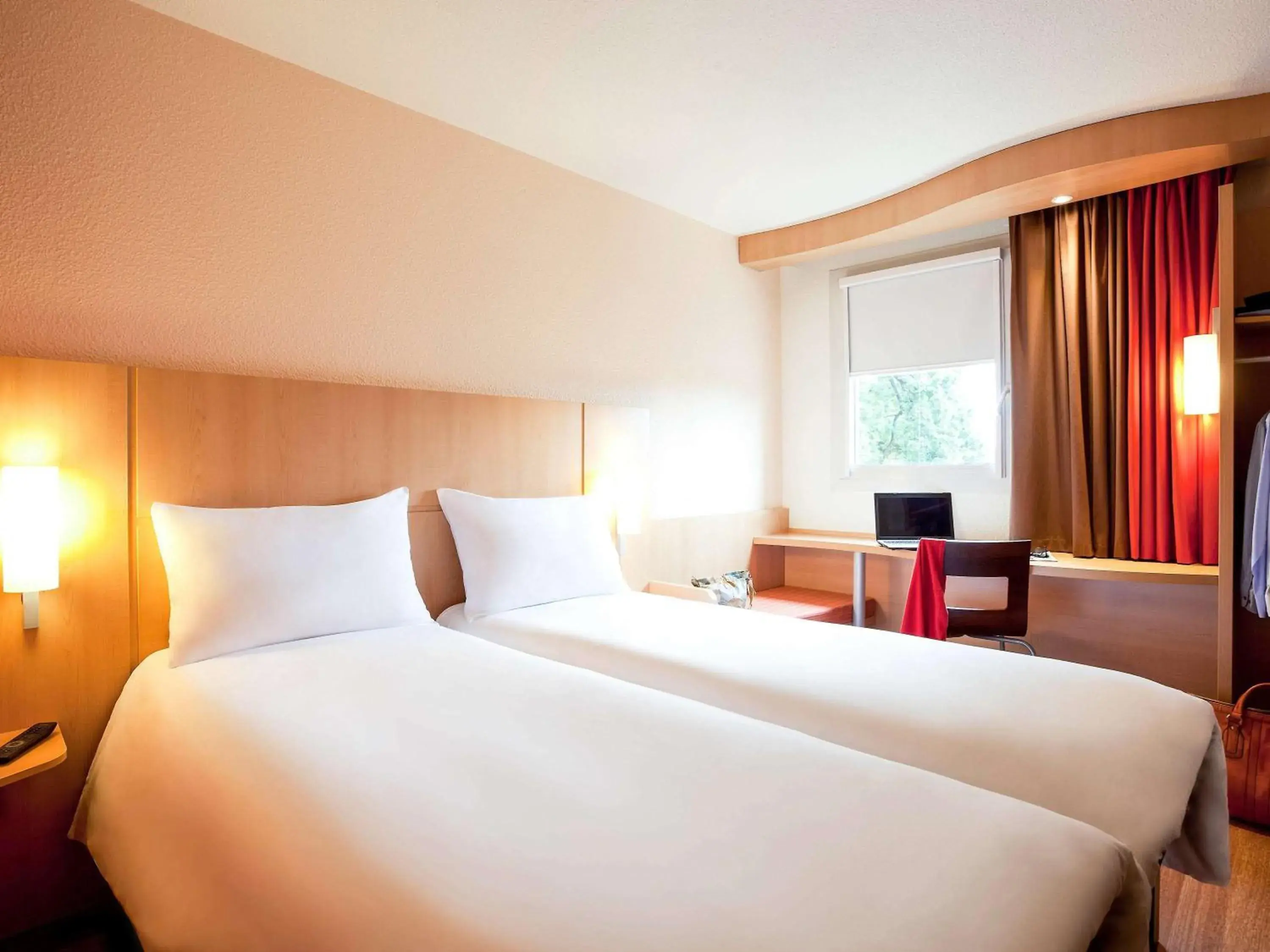Property building, Bed in ibis Lyon Est Chaponnay Property building, Bed in ibis Lyon Est Chaponnay
