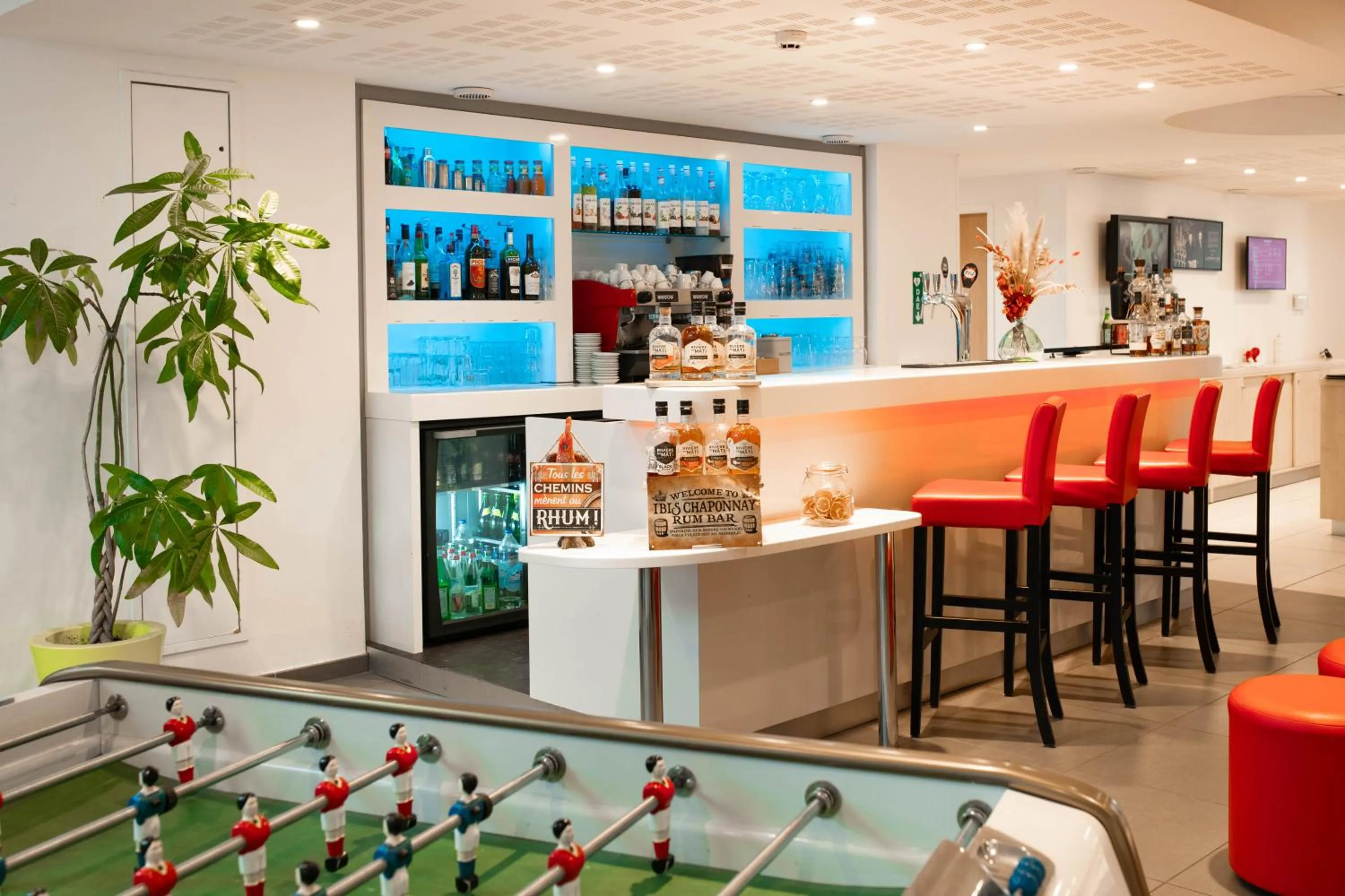 Lounge or bar in ibis Lyon Est Chaponnay