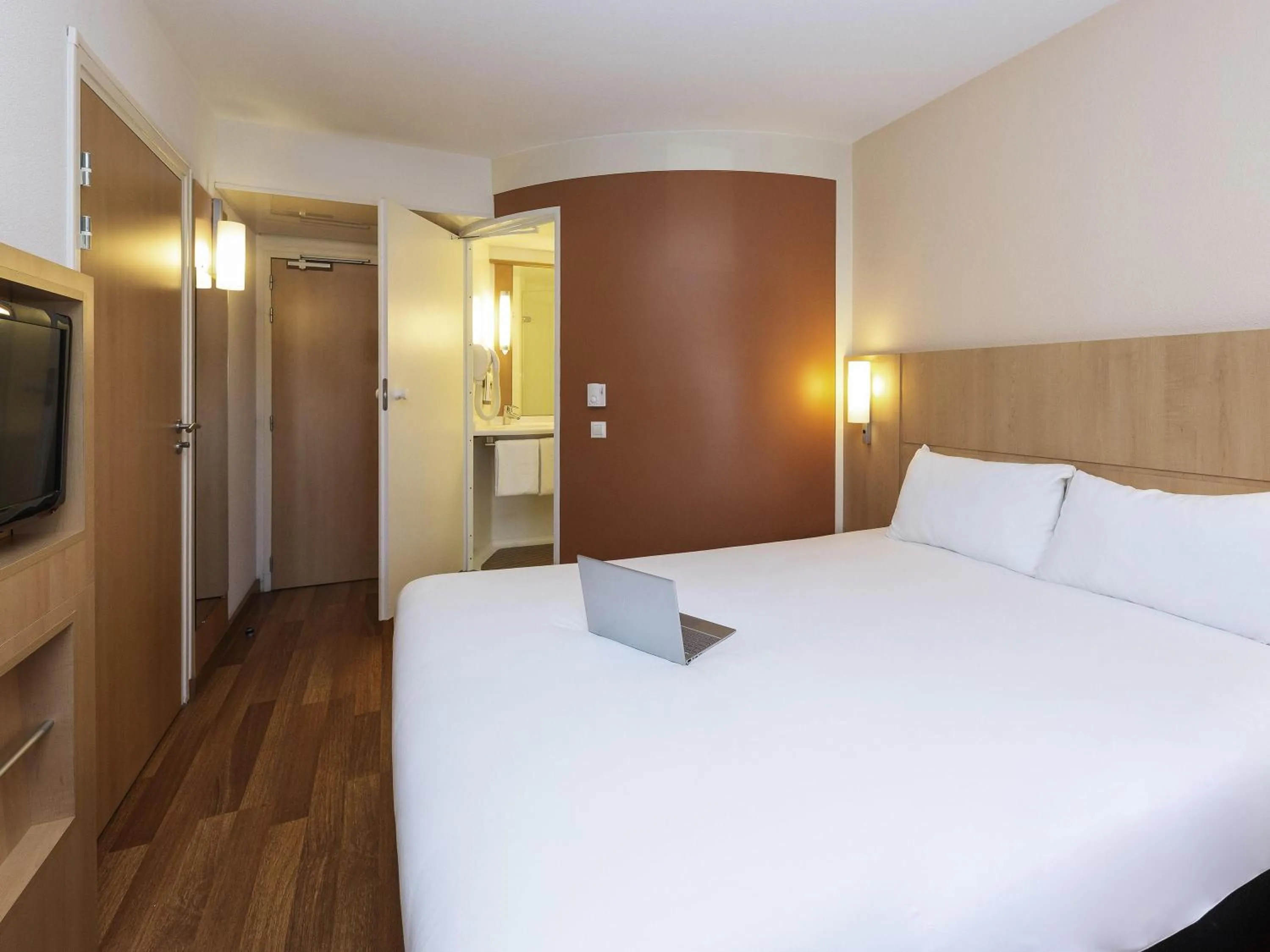 Bedroom, Bed in ibis Lyon Est Chaponnay