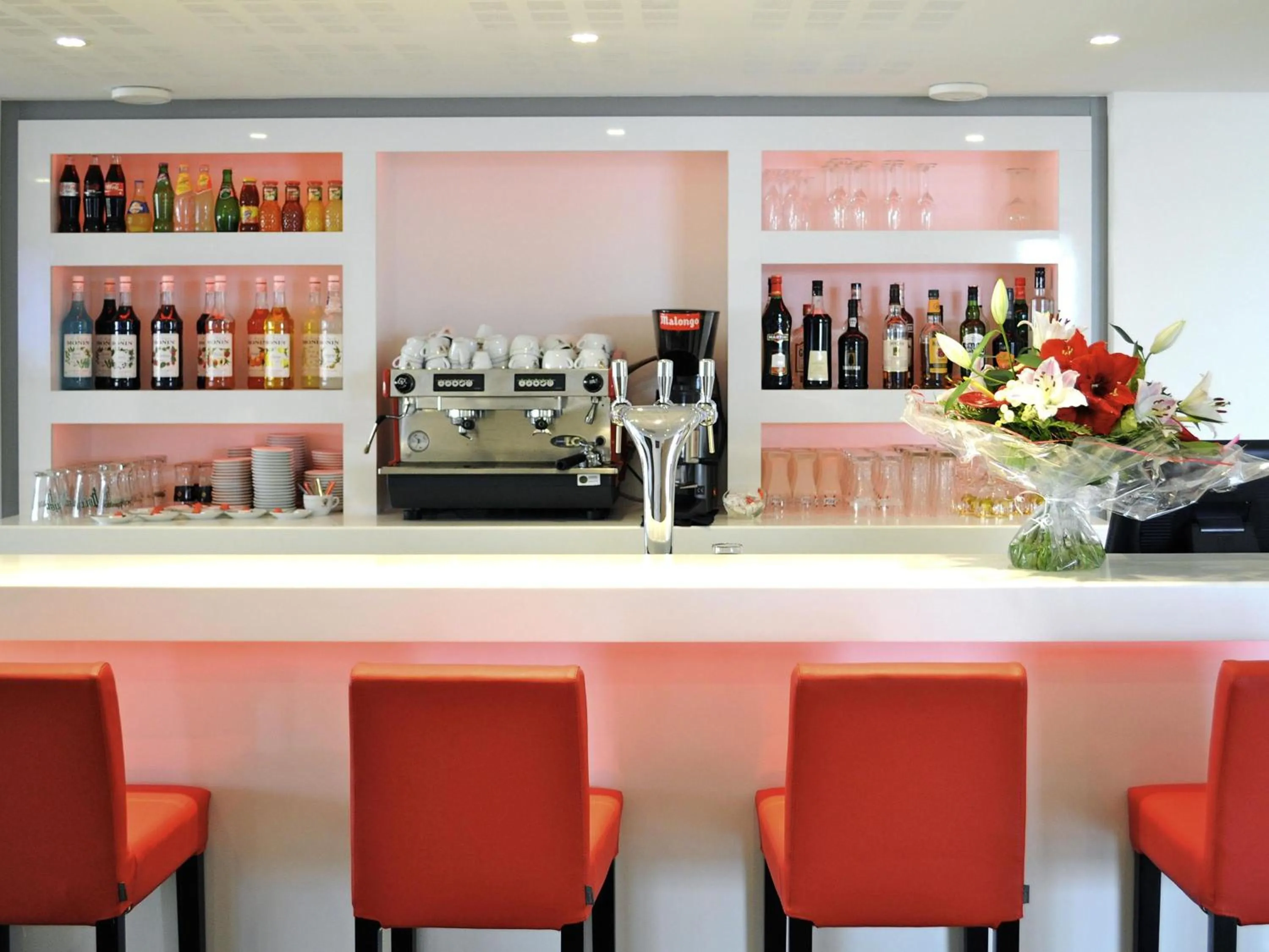 Lounge or bar in ibis Lyon Est Chaponnay