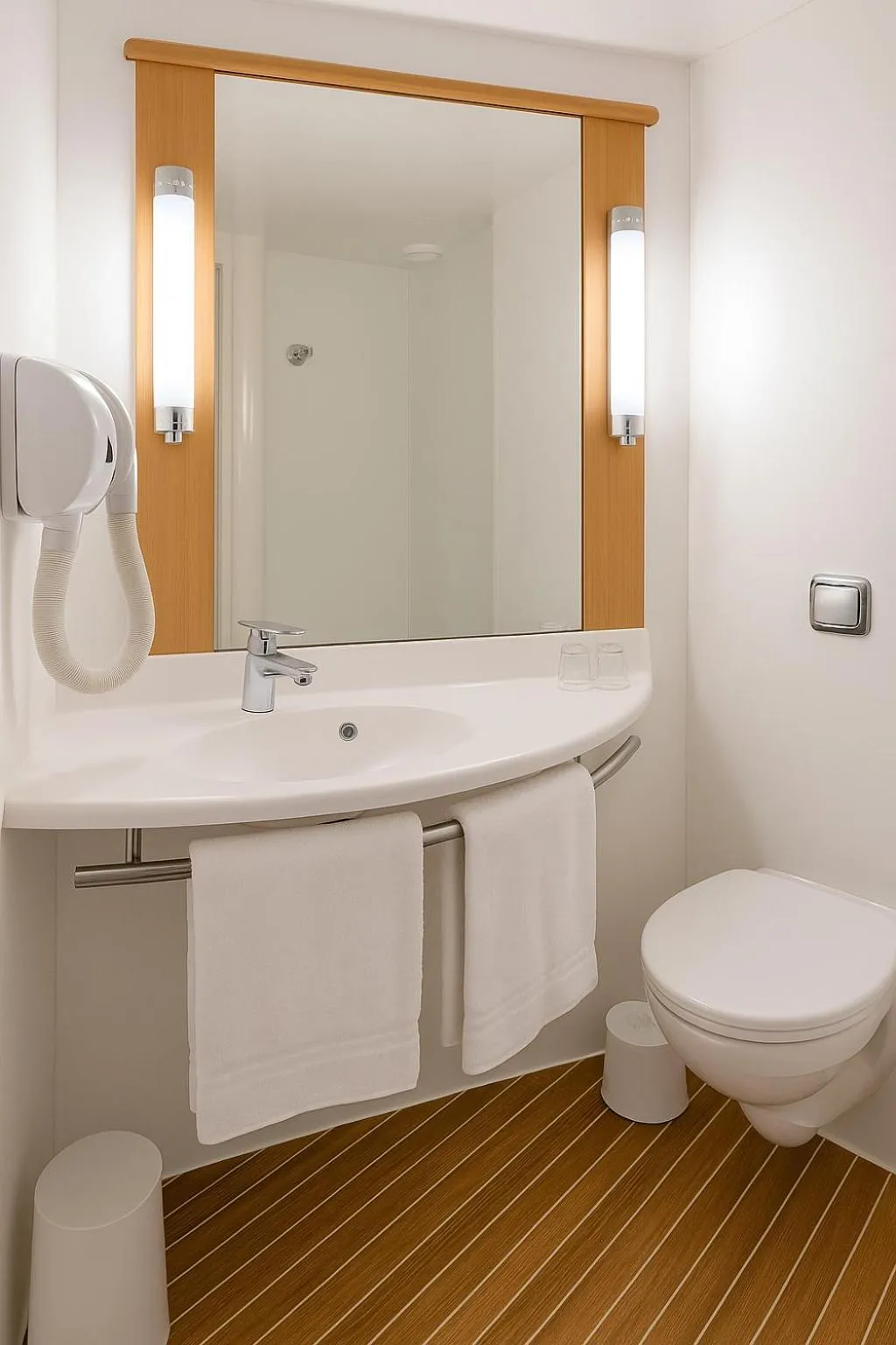 Toilet in ibis Lyon Est Chaponnay