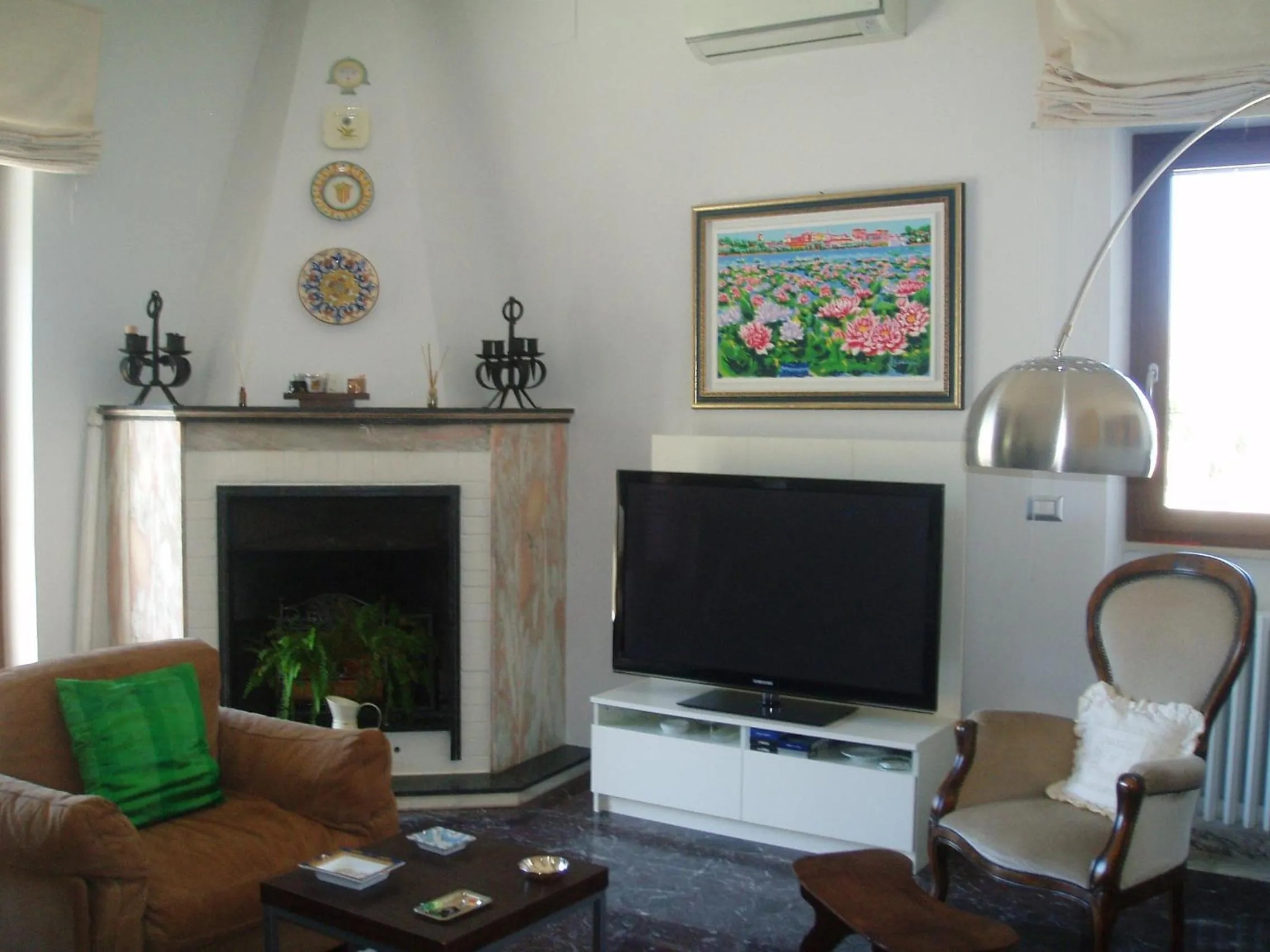 Communal lounge/ TV room in Villa Dafne