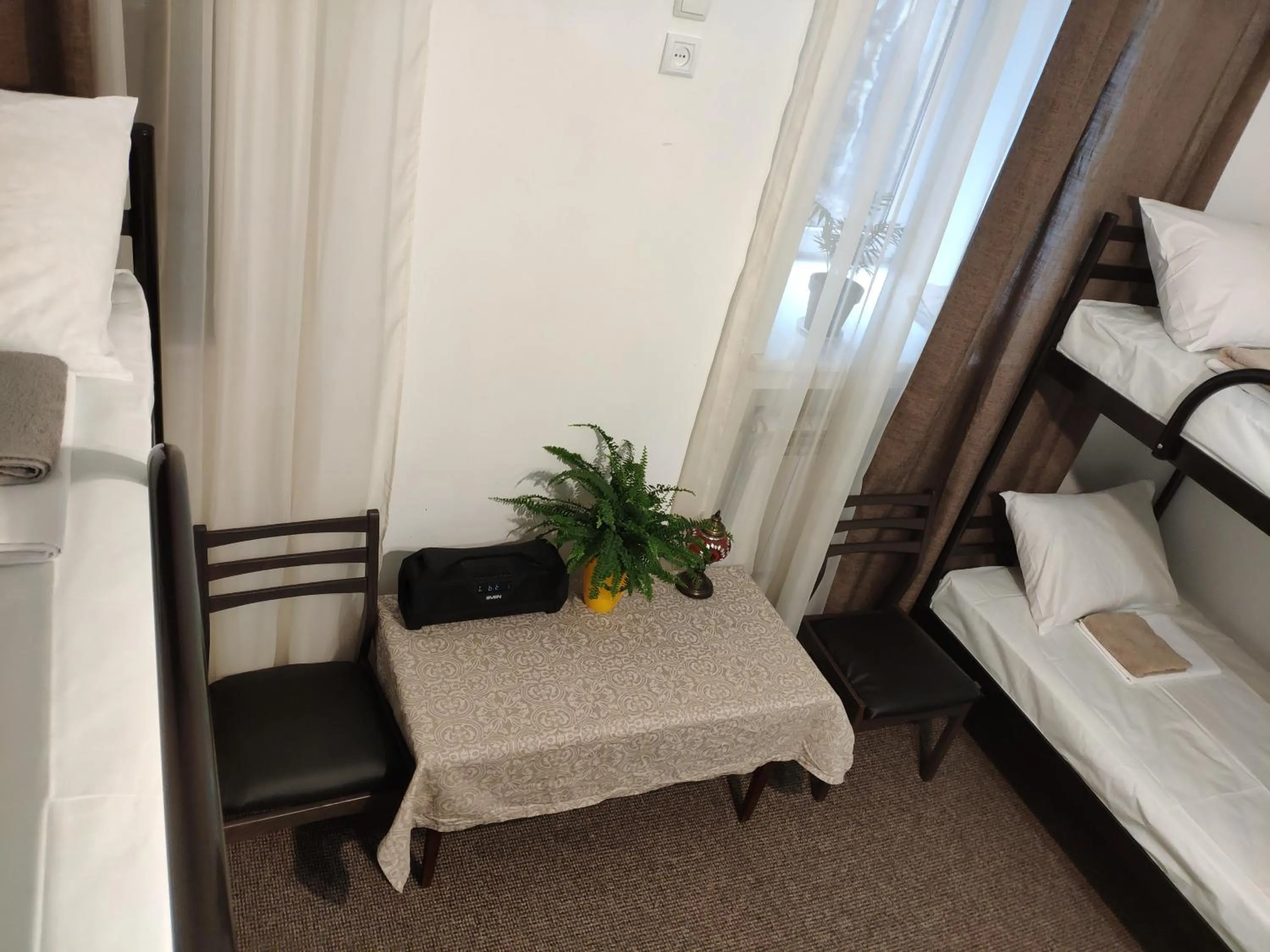 Photo of the whole room, Bed in Friends Forever