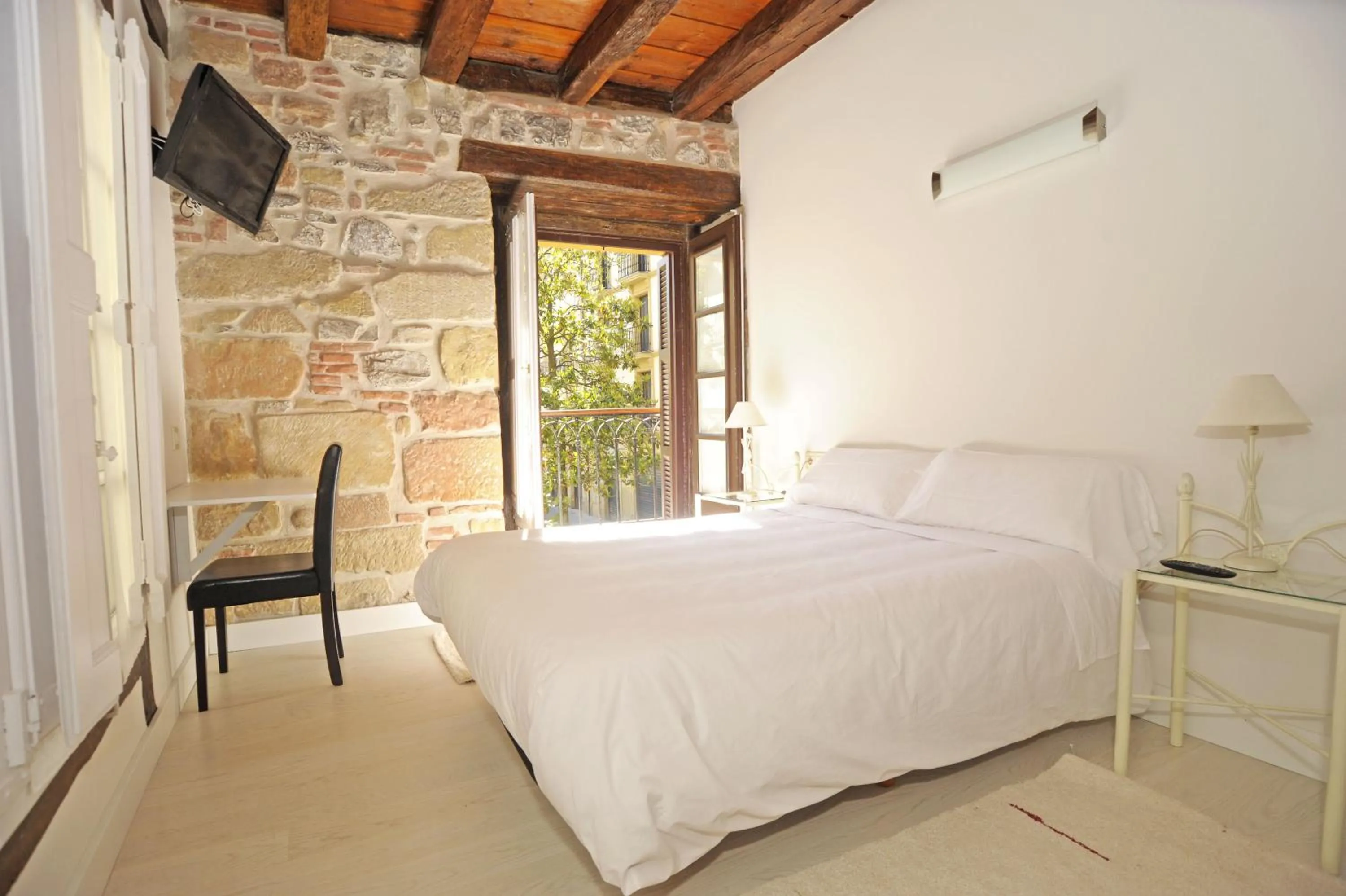 Day, Bed in Artea Narrika