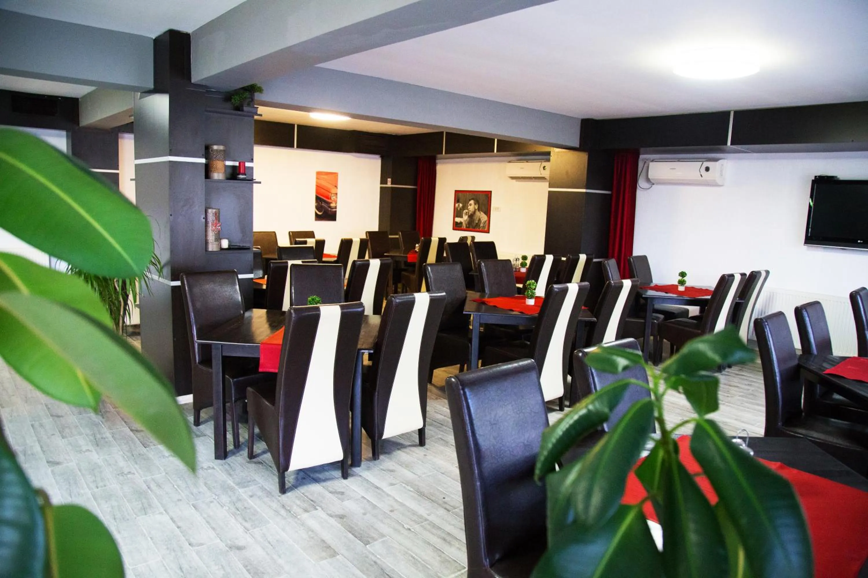 Restaurant/places to eat in GP Hotel