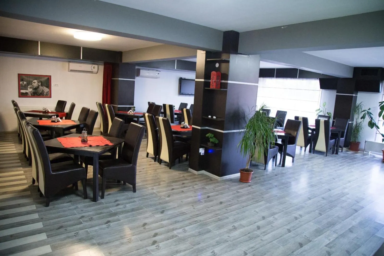 Restaurant/places to eat in GP Hotel