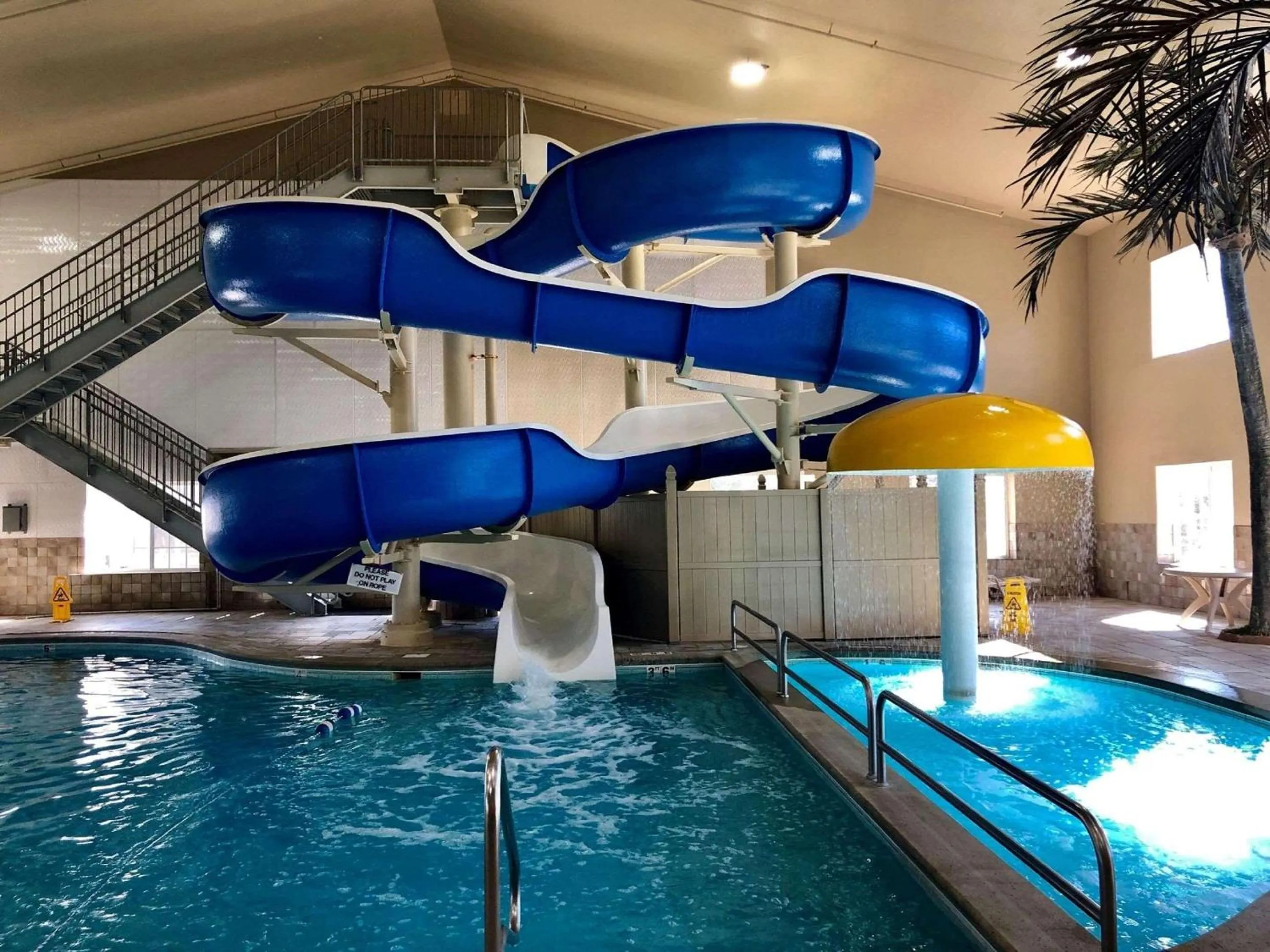 Swimming pool in Country Inn & Suites by Radisson Bismarck Waterpark