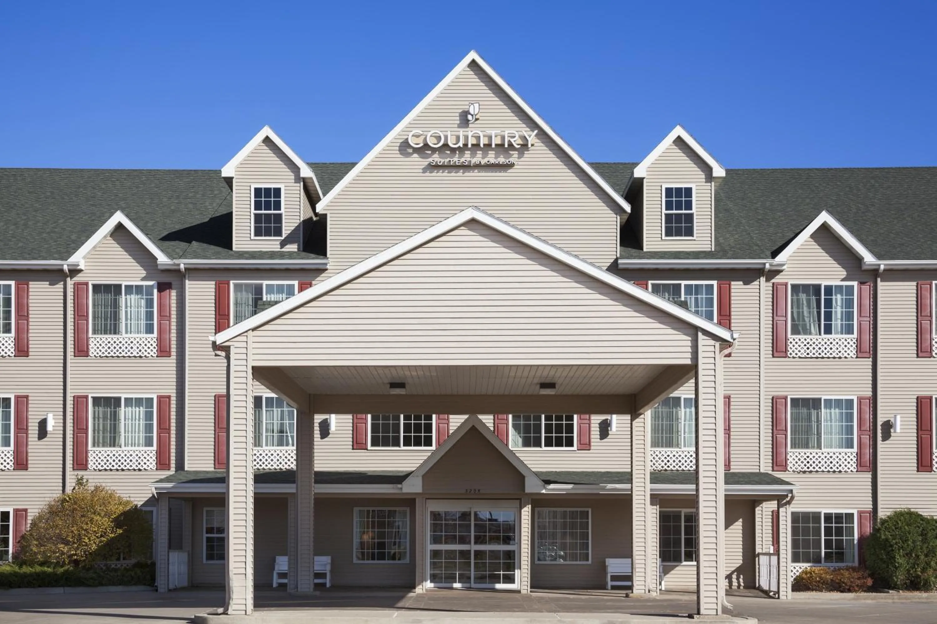 Facade/entrance in Country Inn & Suites by Radisson Bismarck Waterpark